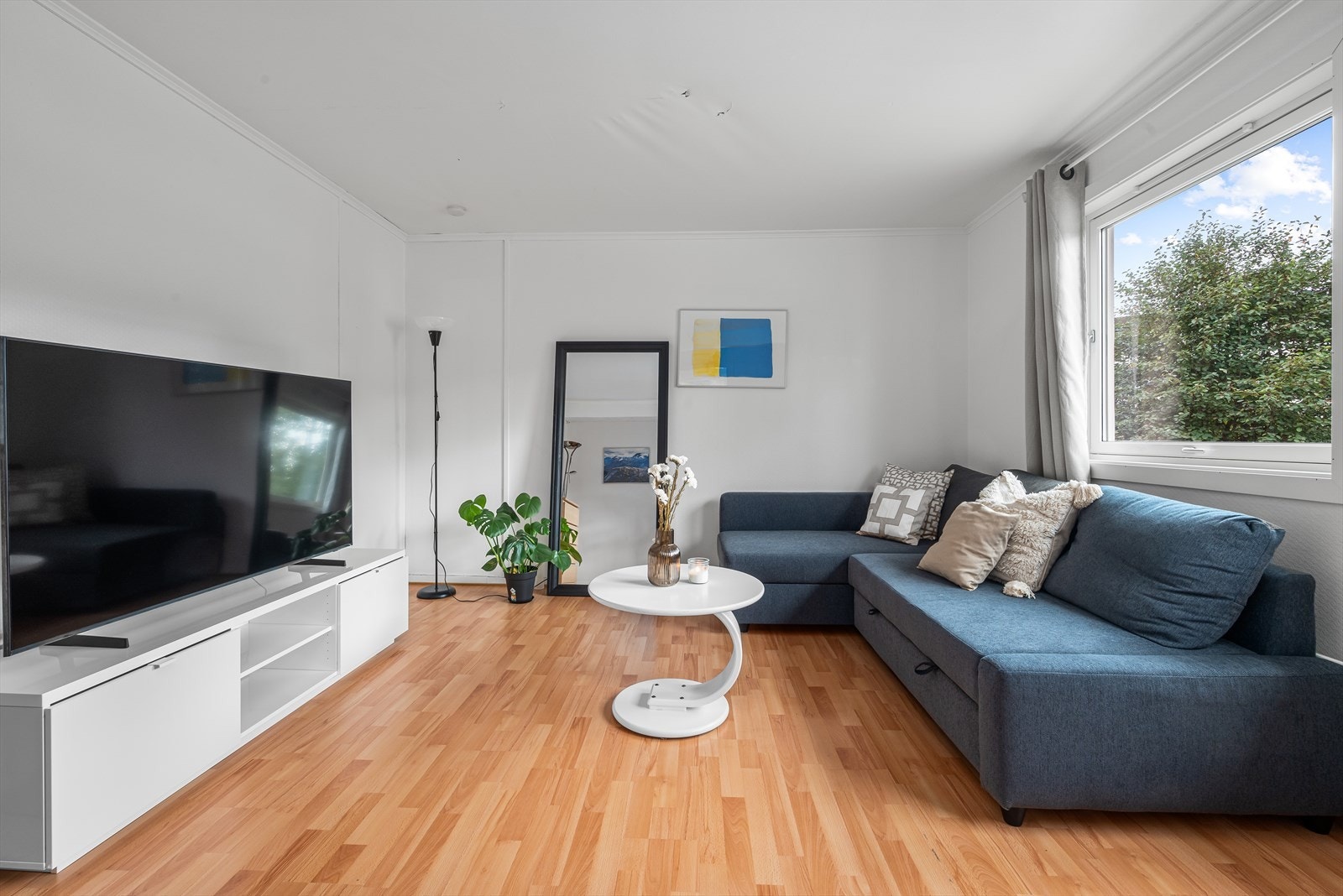 Stuen i leilighet i andre etasje er rett i underkant av 20 kvm Galleribilde