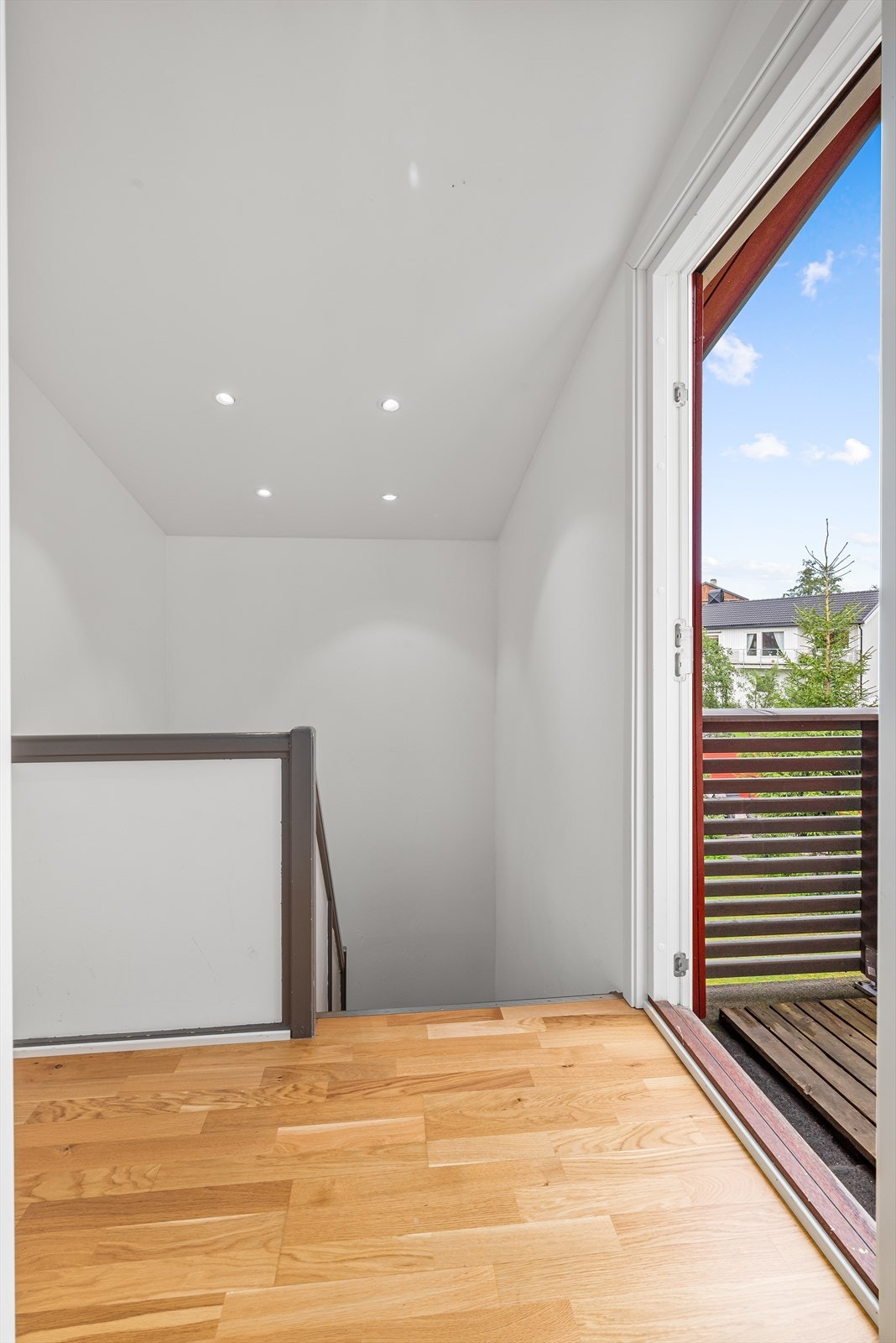 Oppgang til leilighet i andre etasje, her er det også utstyrt med downlights Galleribilde