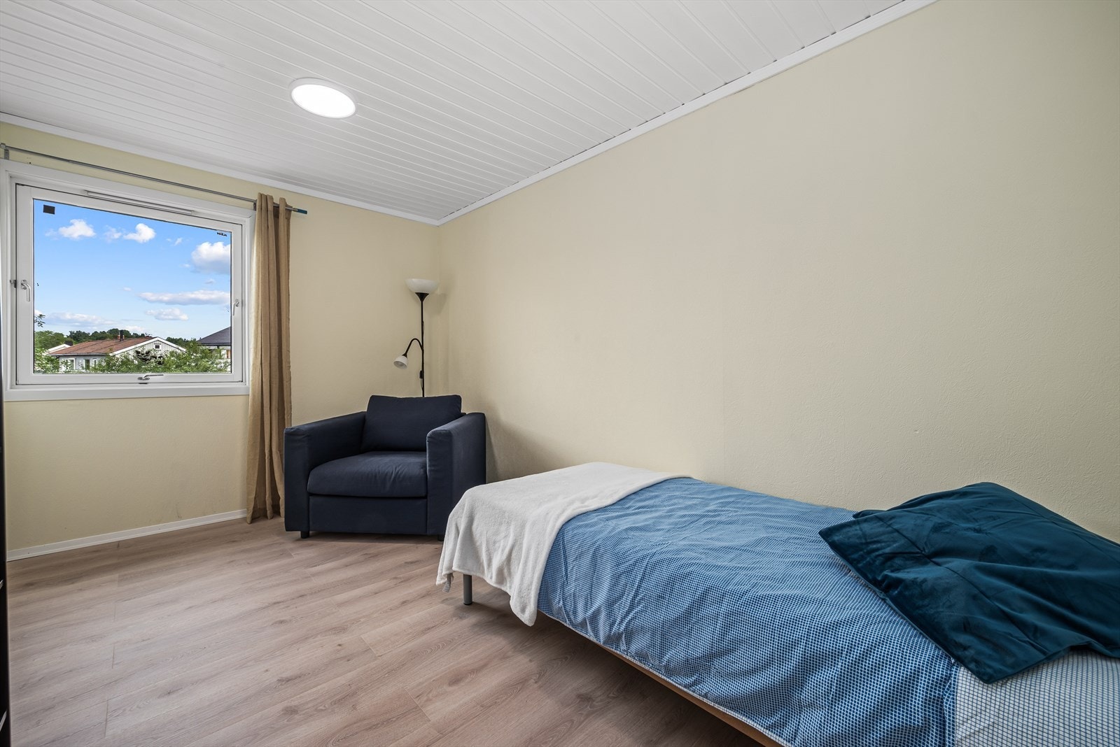 Alle soverommene har god plass til seng, skap med mer, og boligen har ellers godt med lagringsplass i flere boder Galleribilde