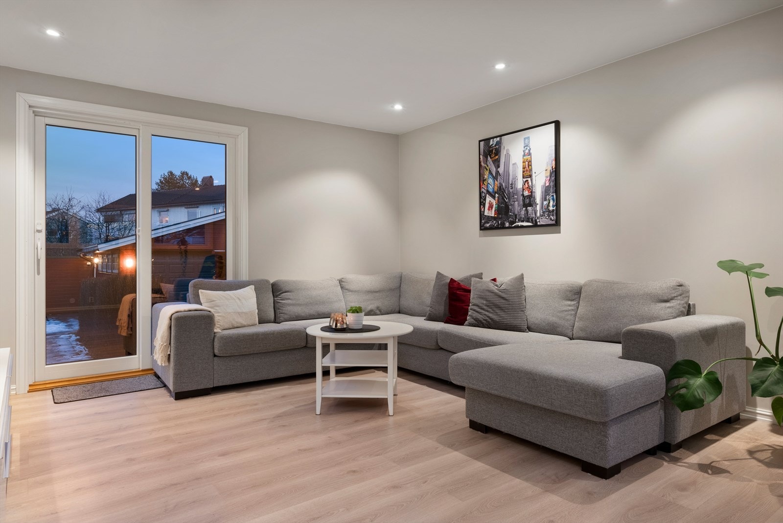 Fra stuen i første etasje (hoveddelen) er det utgang til en stor, solrik terrasse Galleribilde