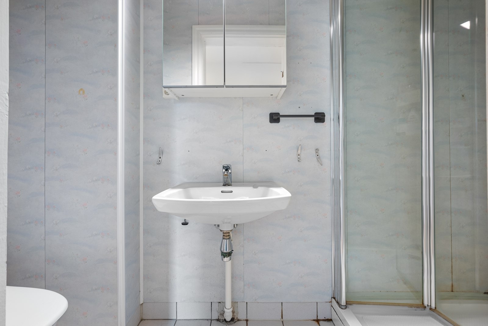 Badet i andre etasje er utstyrt med toalett, gulvvarme, dusjhjørne og servant Galleribilde