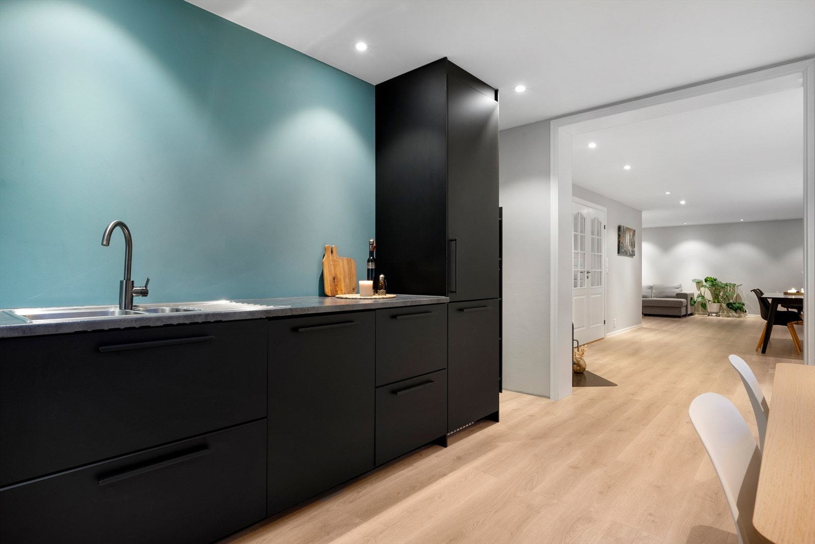 Kjøkkenet er gjennomgående med lekre sorte detaljer Galleribilde