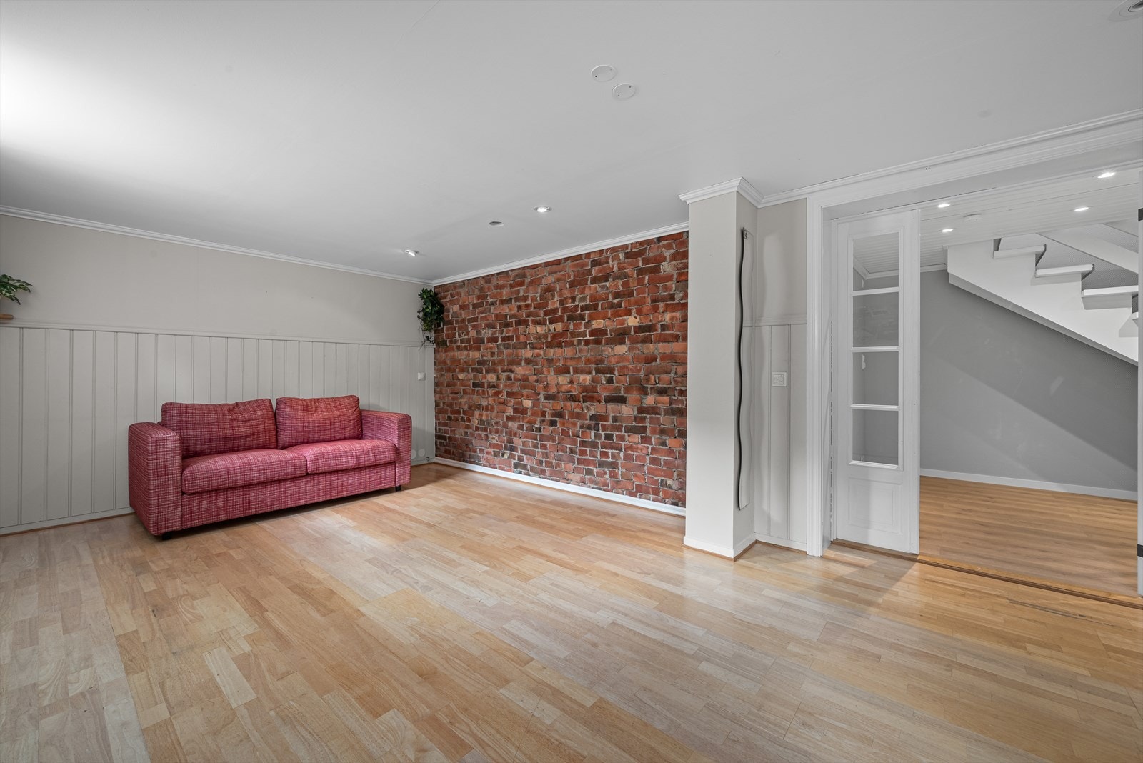 Hovedboligen har en romslig kjeller hvor deler av den i dag benyttes som kjellerstue Galleribilde