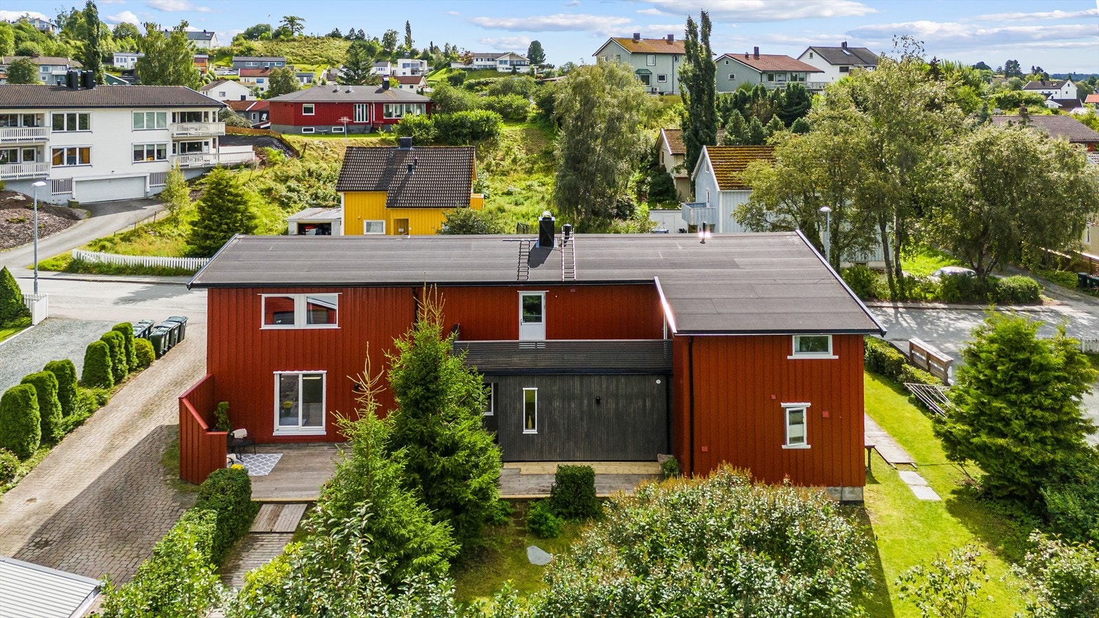 Boligen har tilhørende dobbelgarasje, og det er også plass til biler på gårdsplassen Galleribilde