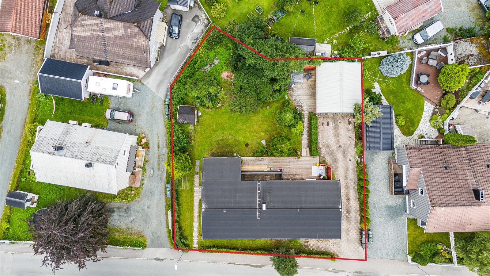 Tomten er på ca. 926 kvm med gode muligheter (avvik kan forekomme på markering) Galleribilde