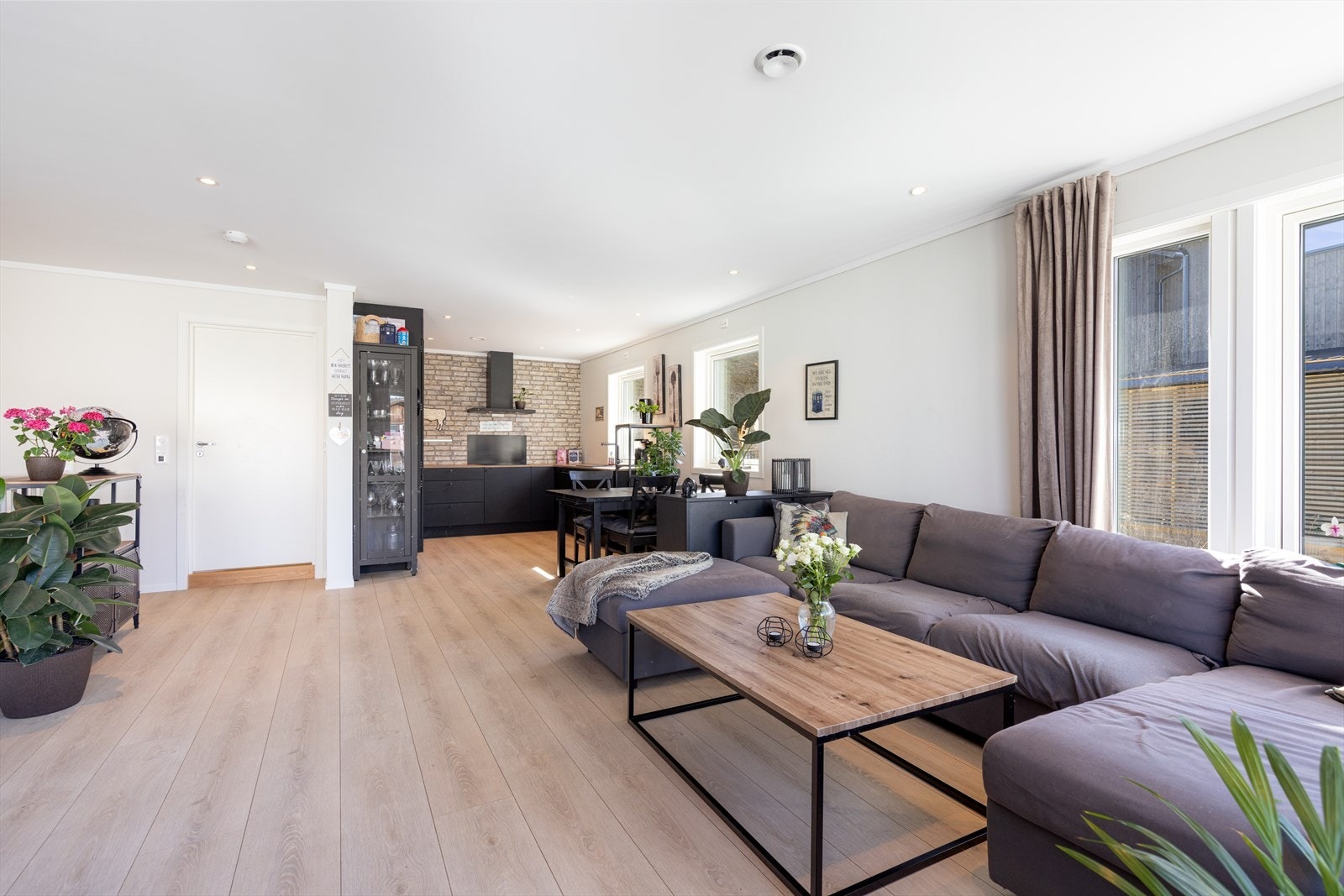 Boligen har en romslig og pen stue med åpen kjøkkenløsning. Galleribilde