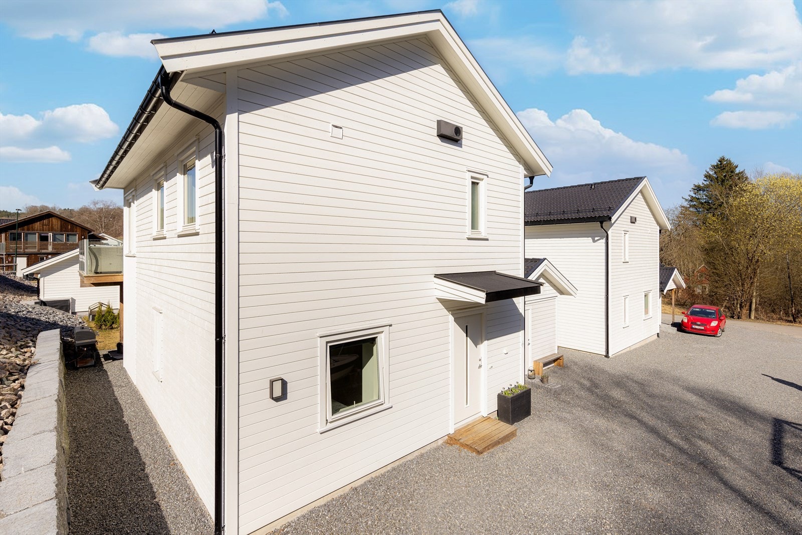 I tillegg er det oppført bod (tidligere carport) på eiendommen. Borettslagets tomt er ellers pent opparbeidet med plenarealer, støttemurer, internveier og biloppstillingsplasser. Samt hyggelig felles lekeplass. Galleribilde