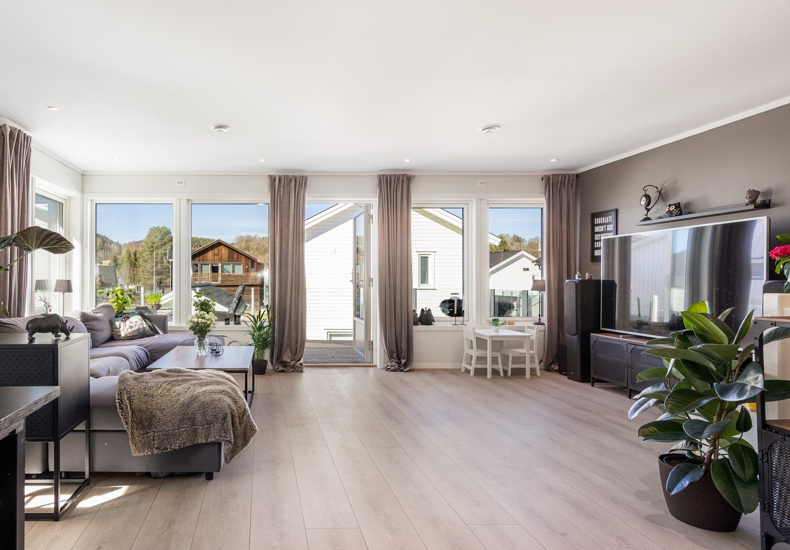 Det er god plass til både sofagruppe, mediemøblement og spisebord. Galleribilde