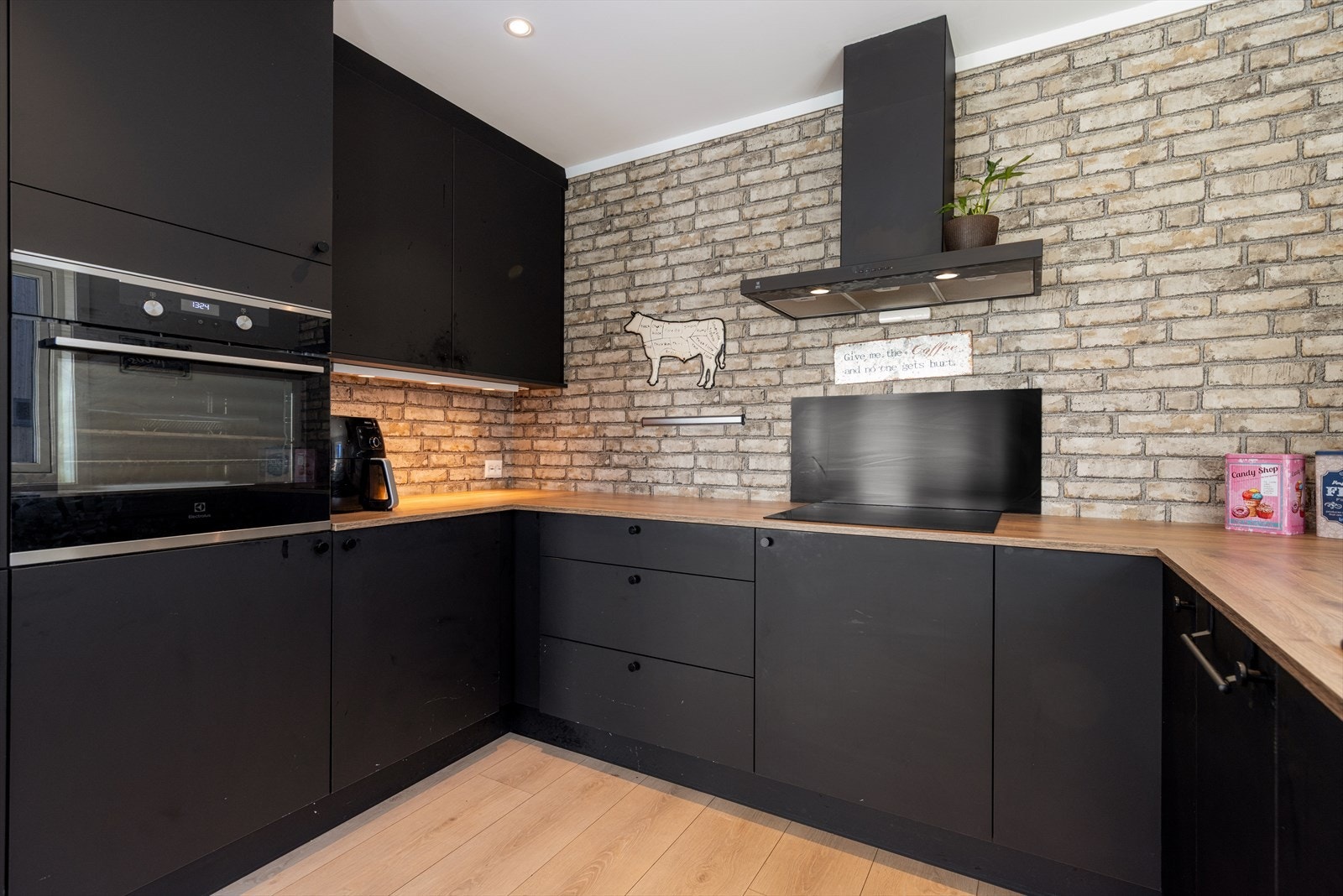 En lys og moderne bolig fra 2021, med tidsriktig interiør og fargevalg. Galleribilde