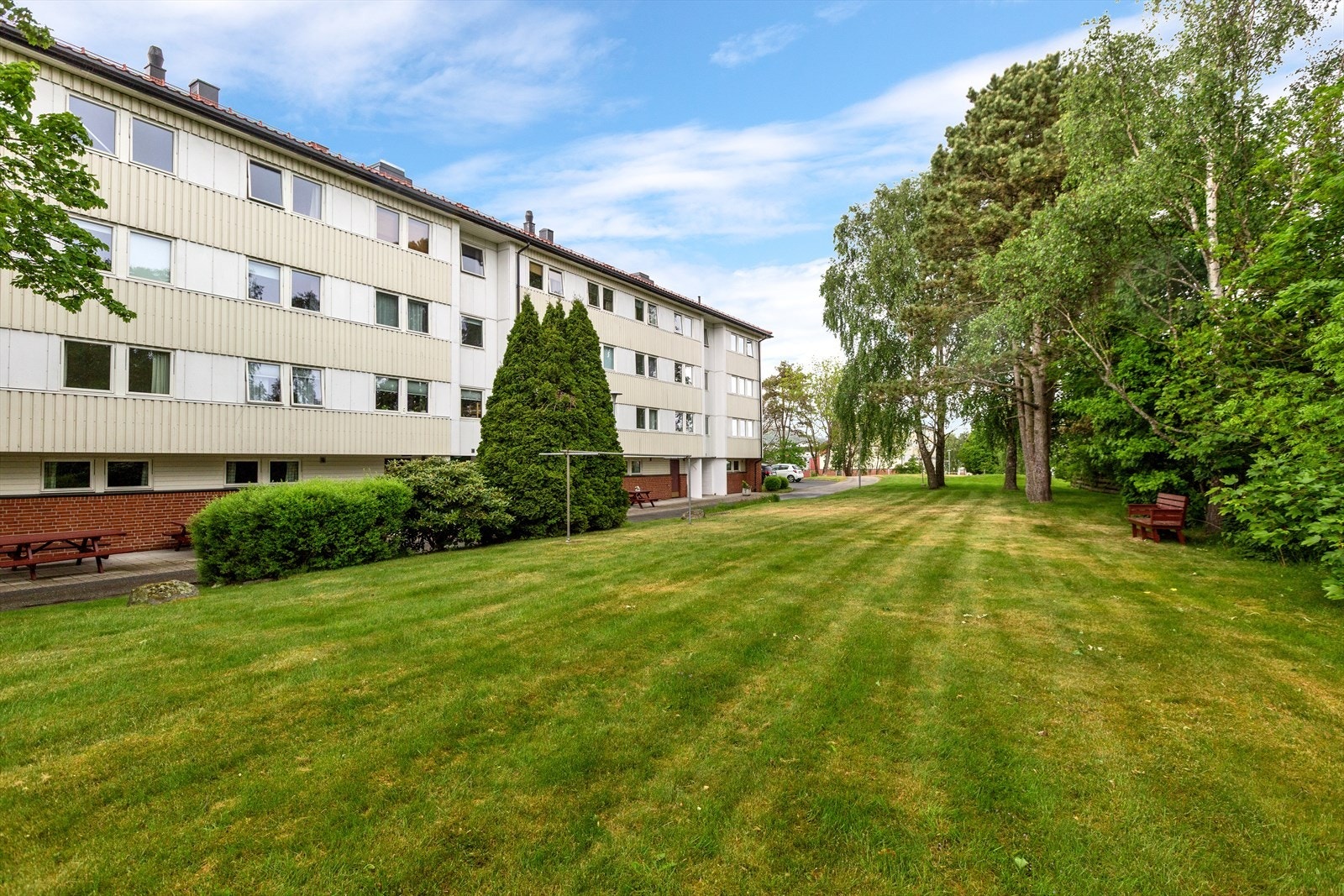 Trivelig og åpent uteområde med gressplen og benker - perfekt for lek, rekreasjon og nabotreff. Galleribilde