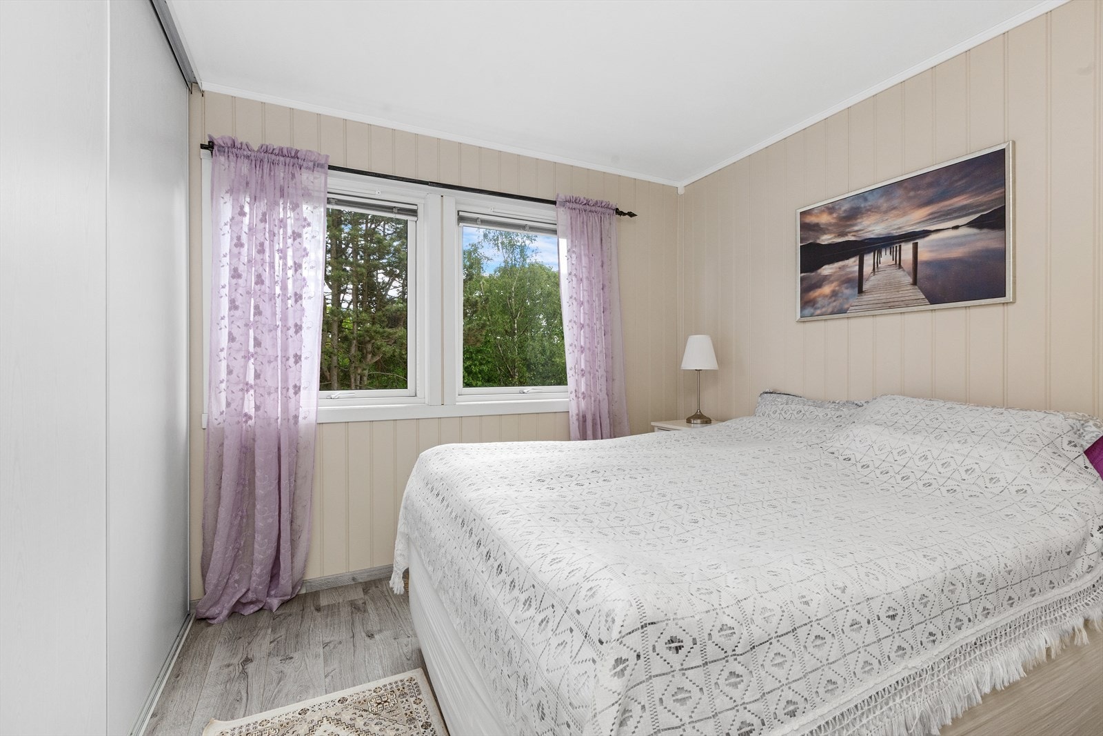 Hovedsoverommet er romslig og rolig plassert med utsikt mot grønne omgivelser. Garderobeskap med skyvedører gir god lagringsplass. Galleribilde