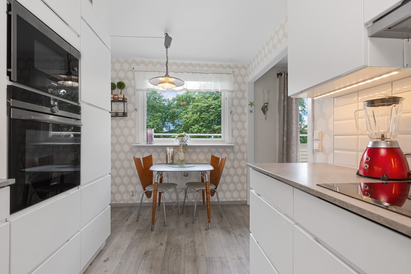 Spiseplass med utsikt mot grønne omgivelser Galleribilde