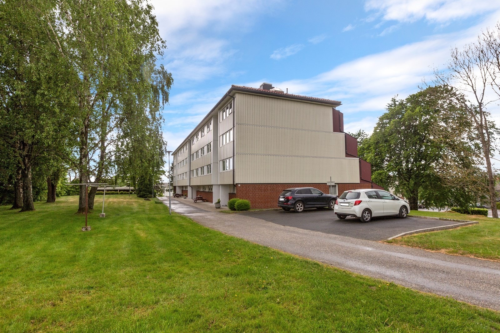 Velstelte og hyggelige uteområder. Mye grøntareale og nærhet til bla Gamlebyen, butikker, treningssenter, Kongstenhallen m.m. Galleribilde