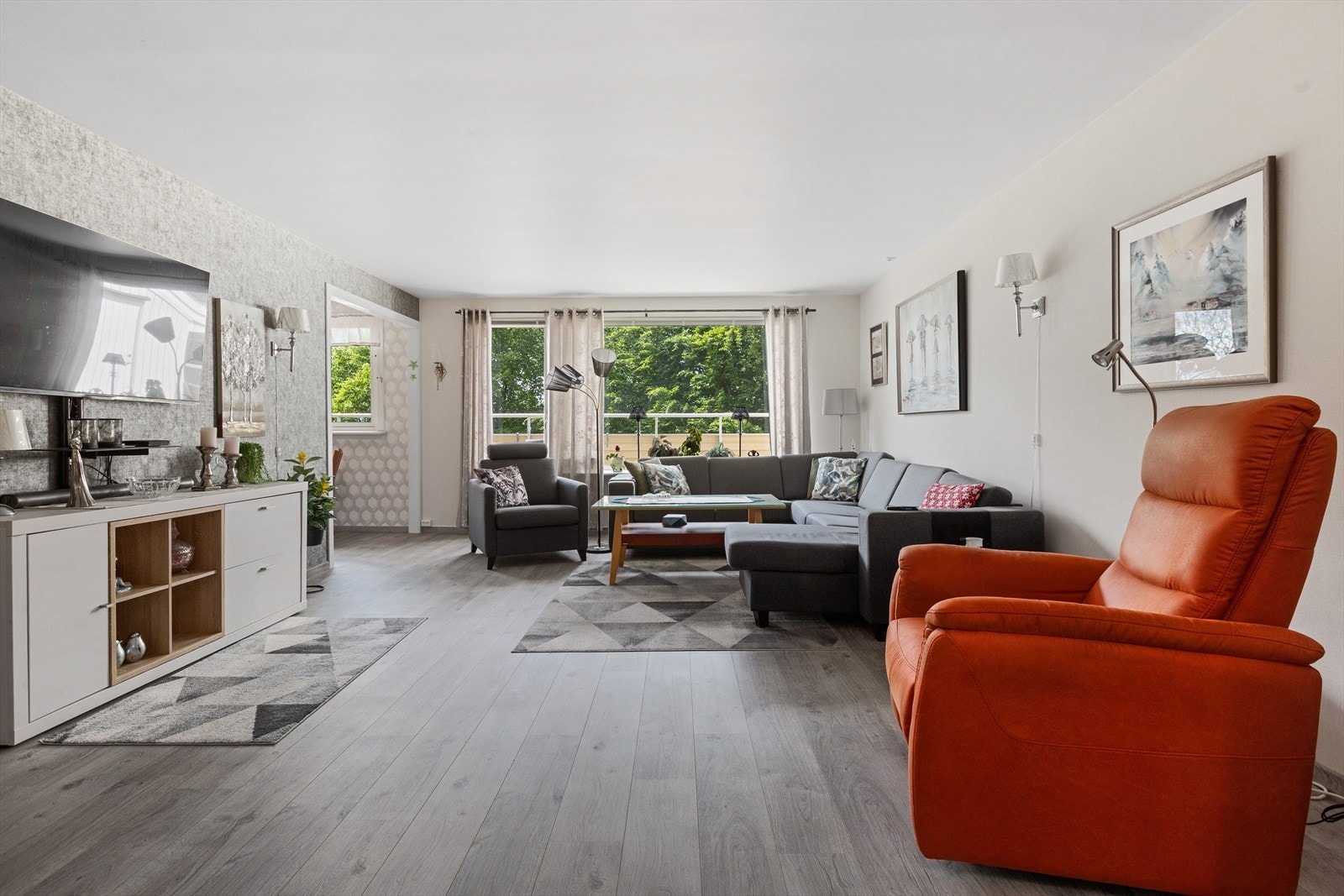 Vegger og gulv i hele leiligheten har blitt pusset opp/skiftet ut i forbindelse med en forsikringssak i 2018. Galleribilde