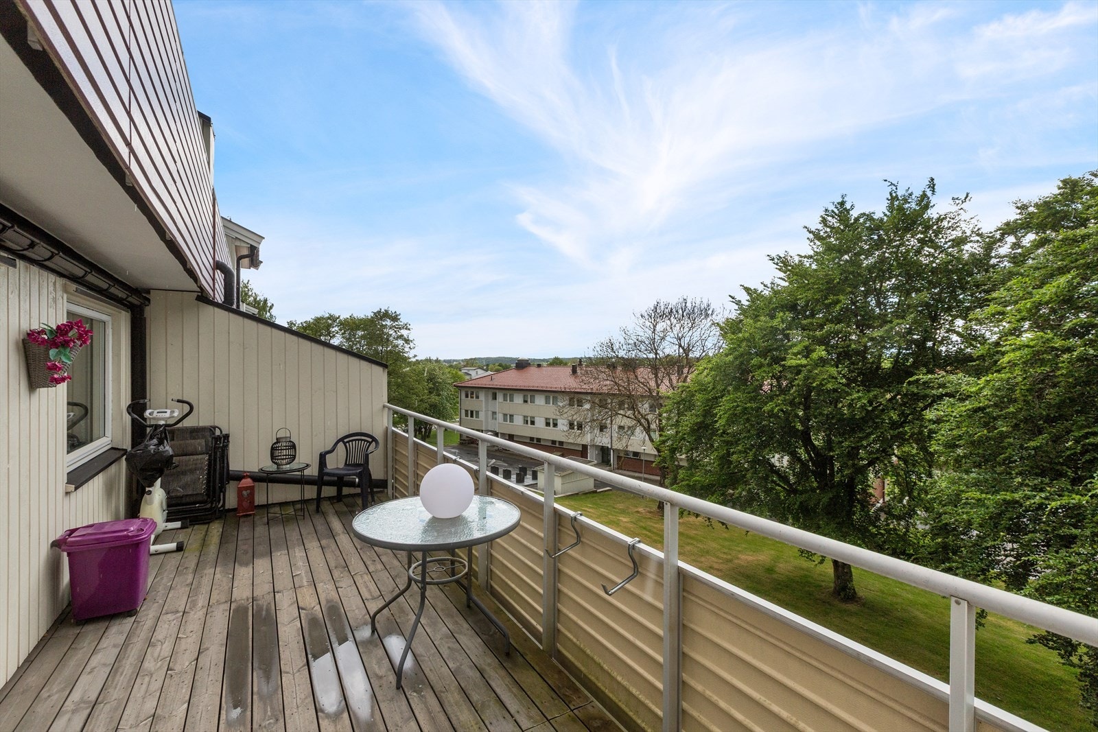 Solrik og romslig terrasse med god plass til både sittegruppe og grill Galleribilde