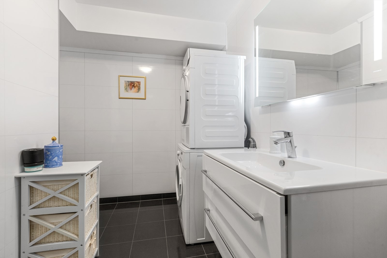 Lyst og moderne bad som er pusset opp i 2018. Her er det god plass og praktisk innredning med opplegg for vaskemaskin og tørketrommel. Galleribilde