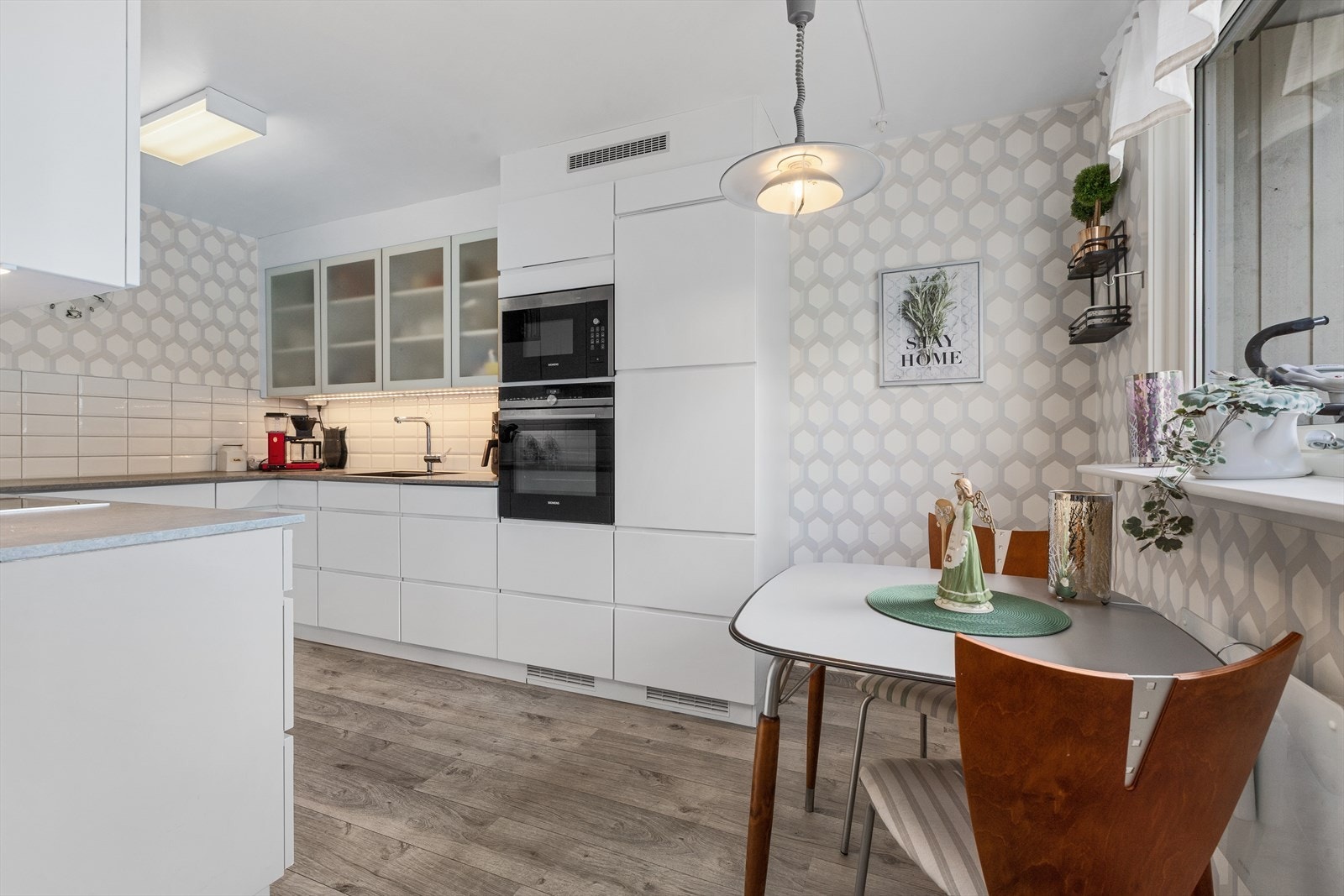 Kjøkkenet har integrerte hvitevarer og en praktisk planløsning. Galleribilde