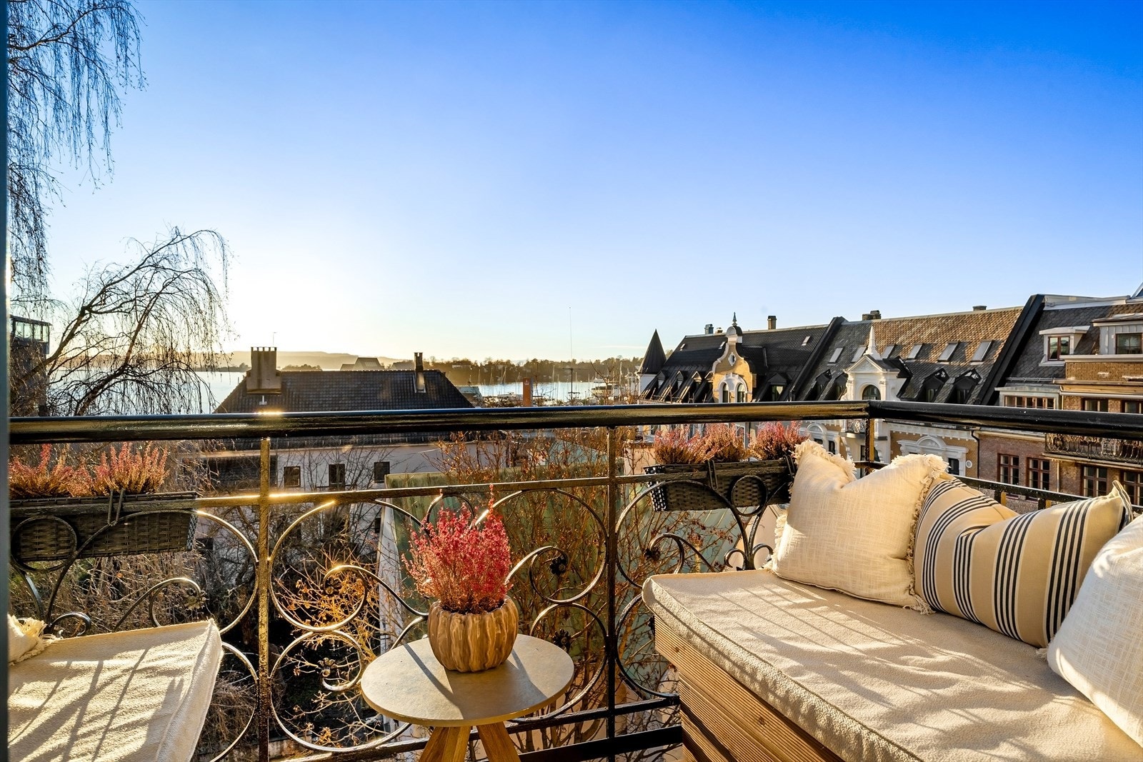 Fra stuen har du utgang til en rustikk og sjarmerende smijernsbalkong på 3,5 kvm med en fantastisk utsikt mot Frognerkilen, Frammuseet på Bygdøy, Nesodden og Nakkholmen. Galleribilde