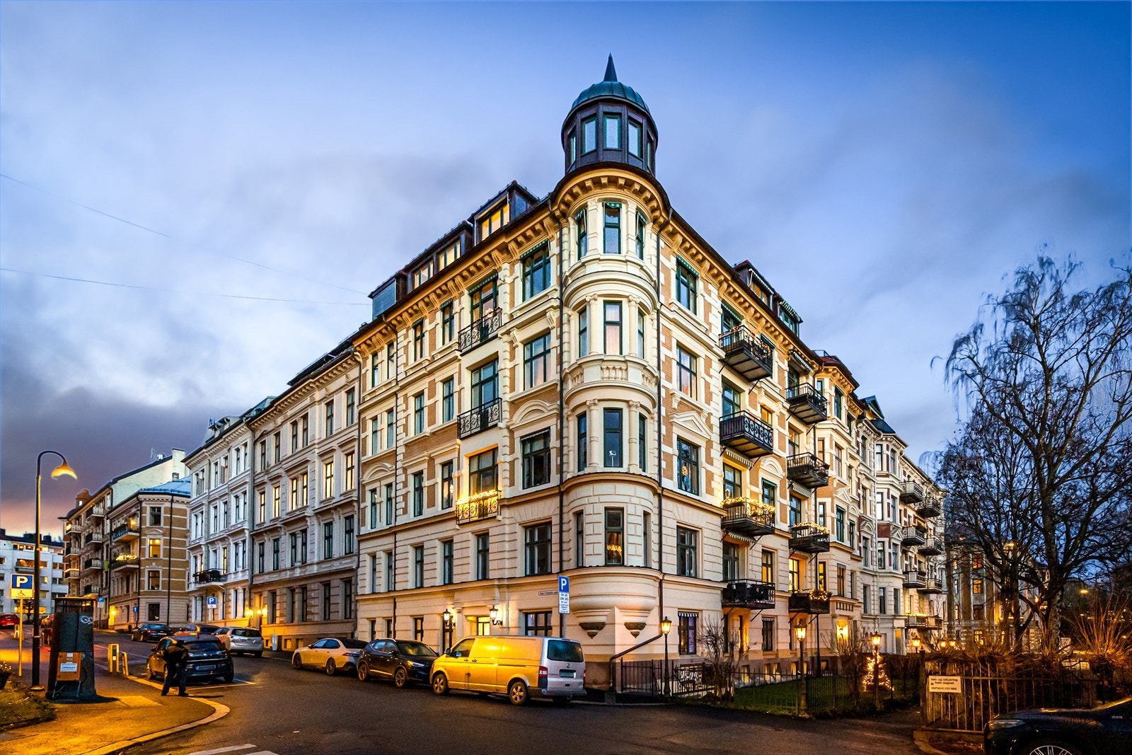 Fasade, klassisk Frognergård. Det er lite gjennomgangstrafikk. Leiligheten har inngang fra Bjørn Farmanns gate. Galleribilde