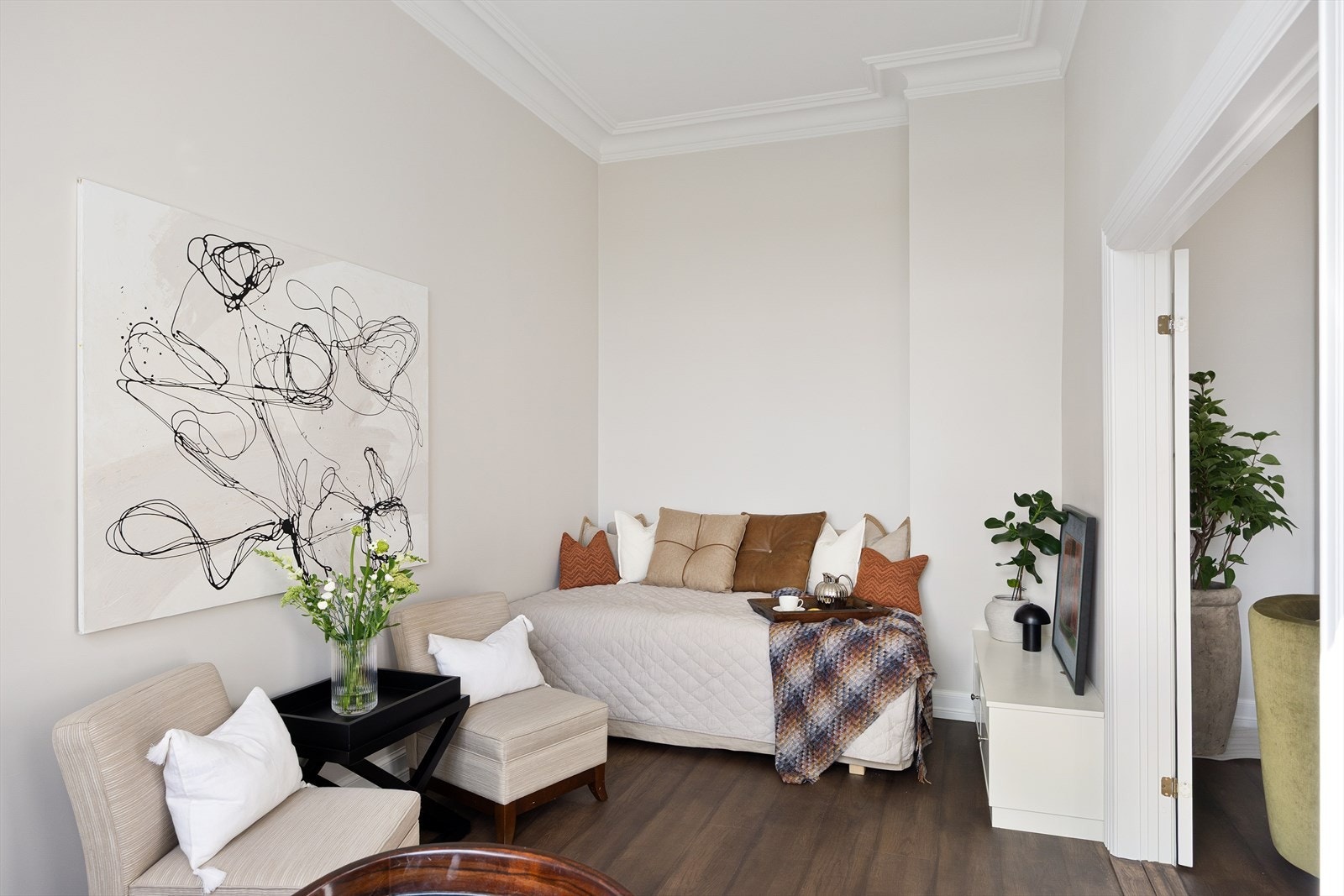 Rommet har fleksible innredningsmuligheter og kan lett tilpasses etter behov, inkludert som et koselig soverom. Galleribilde