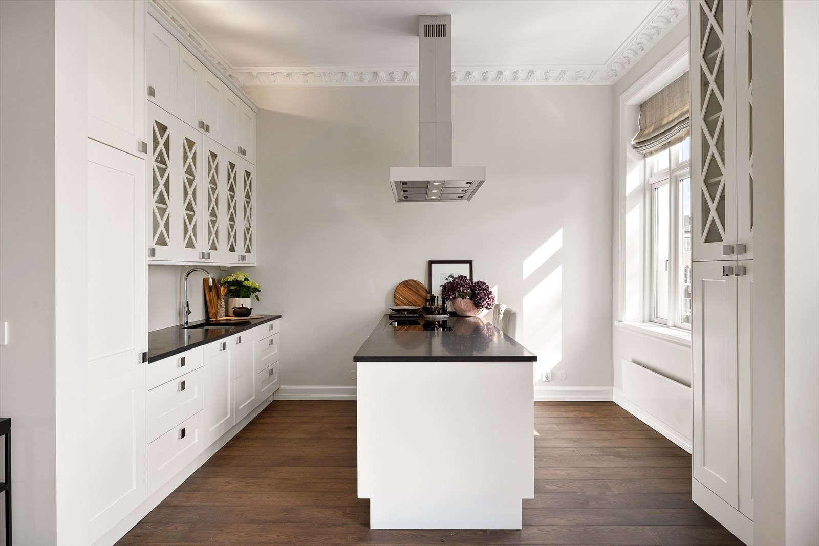 Stilrent og funksjonelt kjøkken med glatte, laminerte fronter og rikelig oppbevaringsplass i over- og underskap. Galleribilde