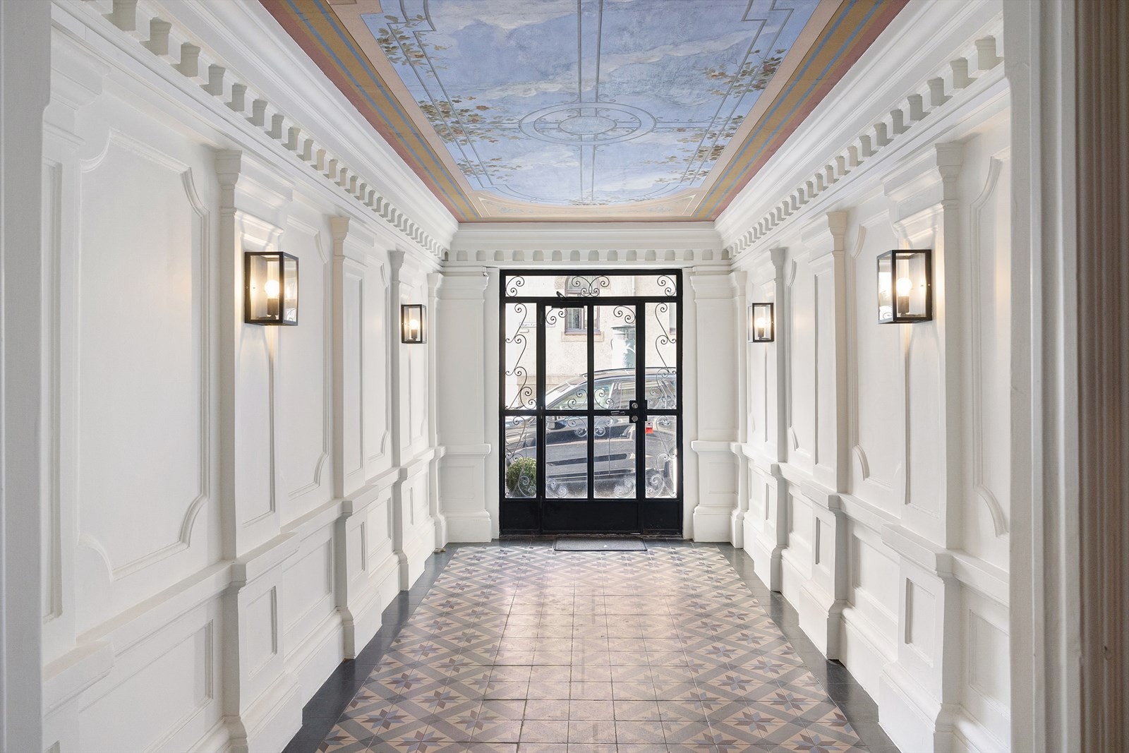 I oppgangen blir du møtt av et majestetisk inngangsparti. Galleribilde