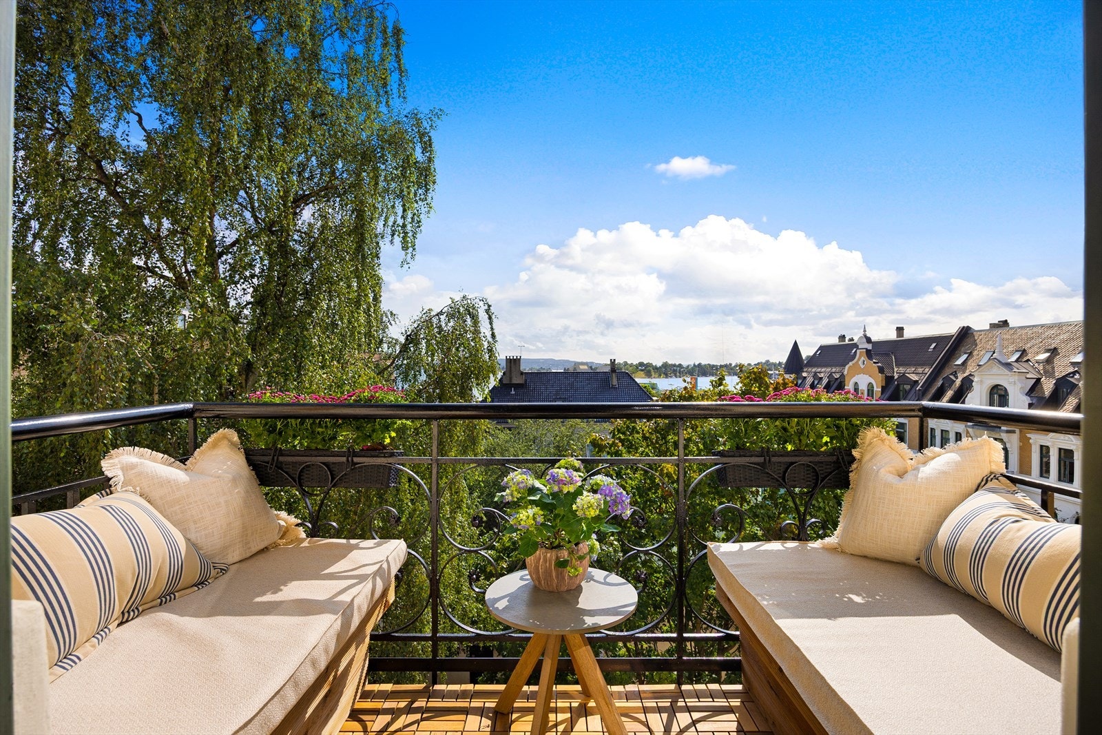 Utsikt fra balkong sommerstid. Galleribilde