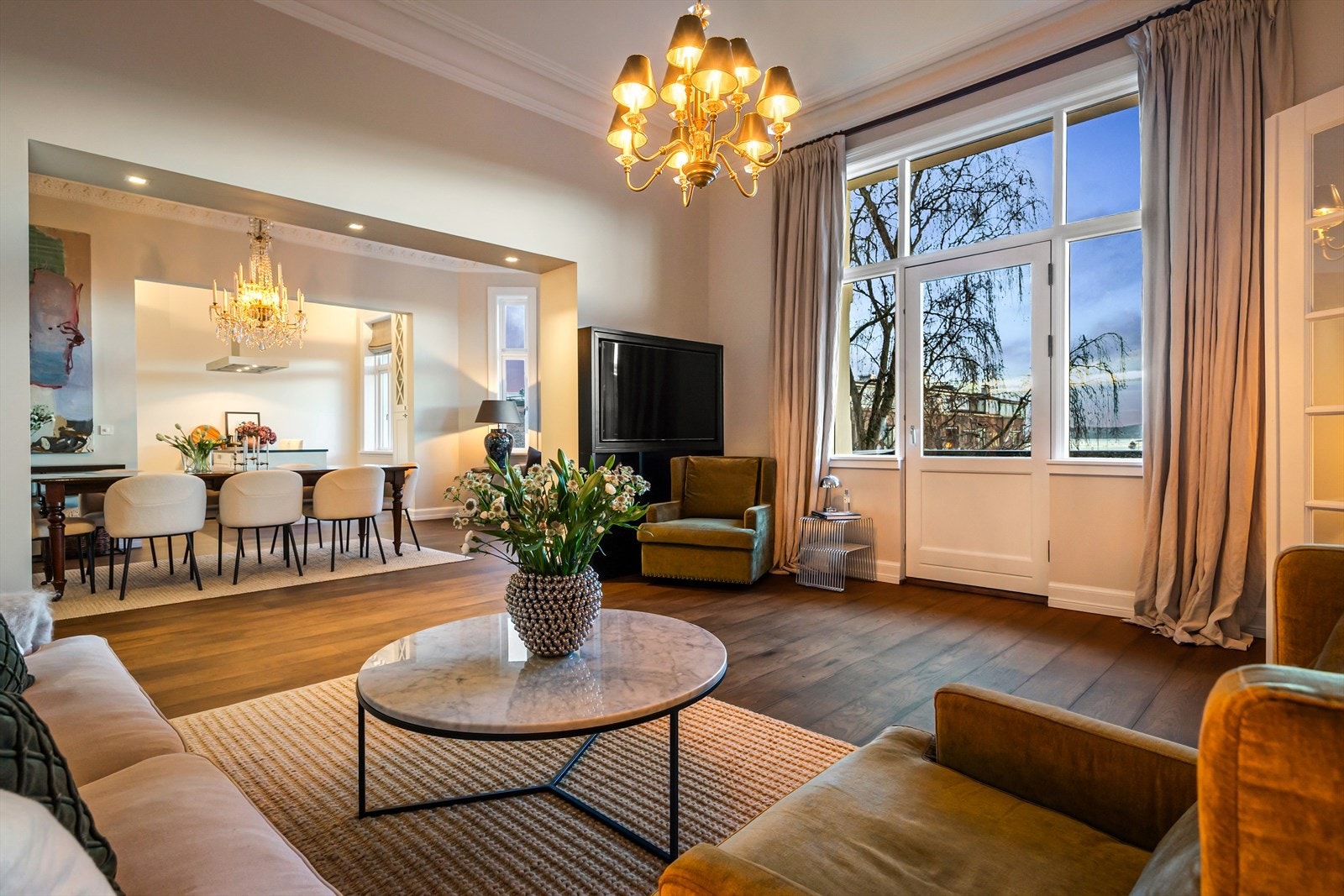 Store vinduer skaper en luftig og eksklusiv atmosfære med sjel og sjarm. Galleribilde