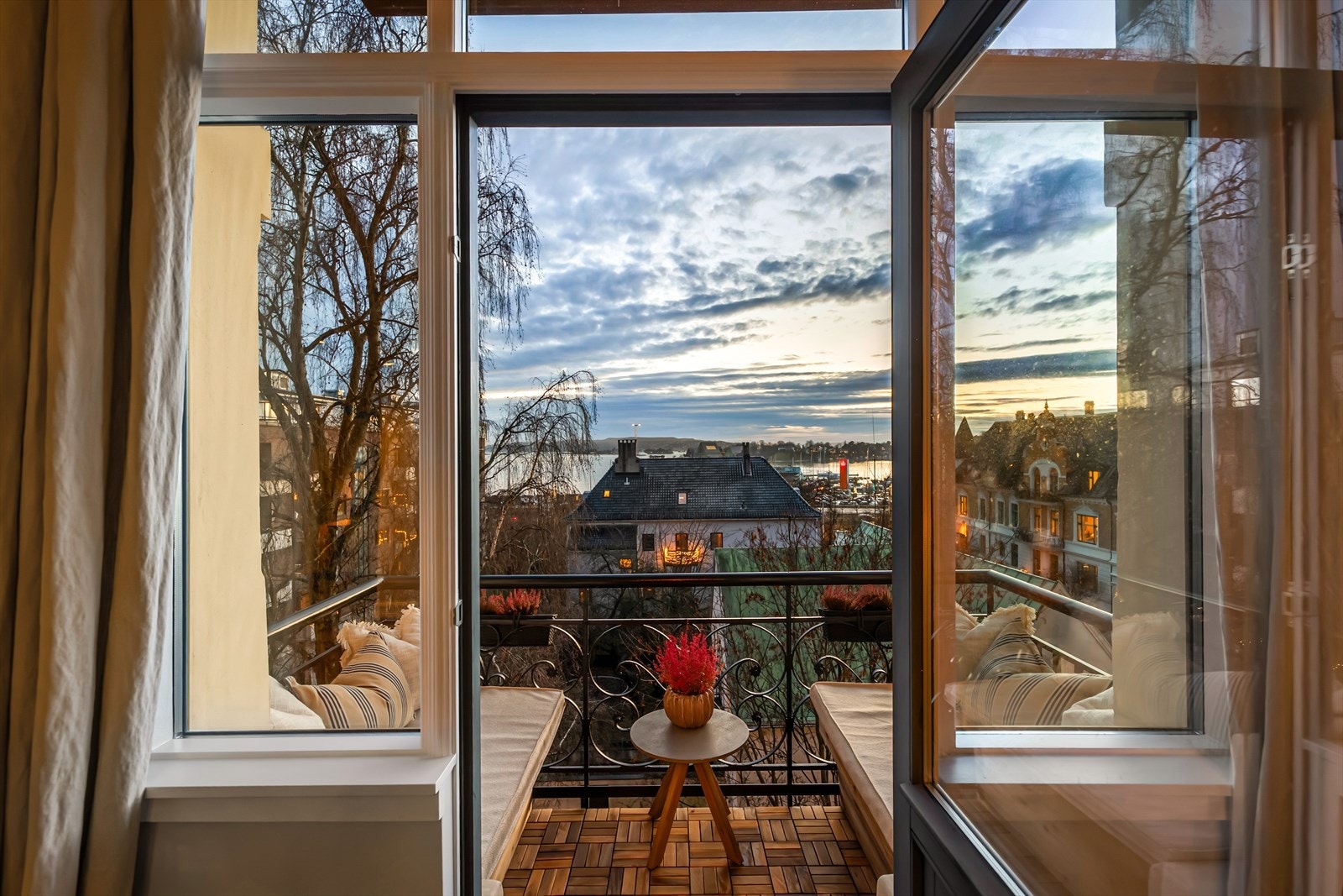 Fra stuen er det utgang til sydvendt balkong med utsikt mot Frognerkilen. Galleribilde