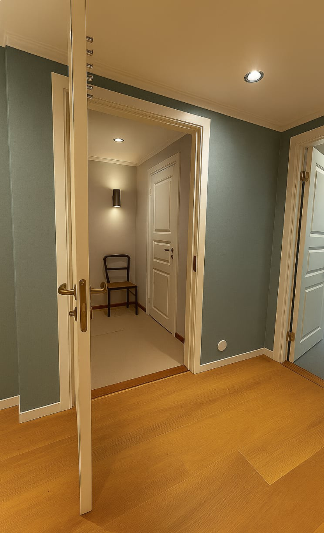 Alternativ planløsning - Gang til hovedsoverom og bad, med soverom 2 til høyre. Galleribilde