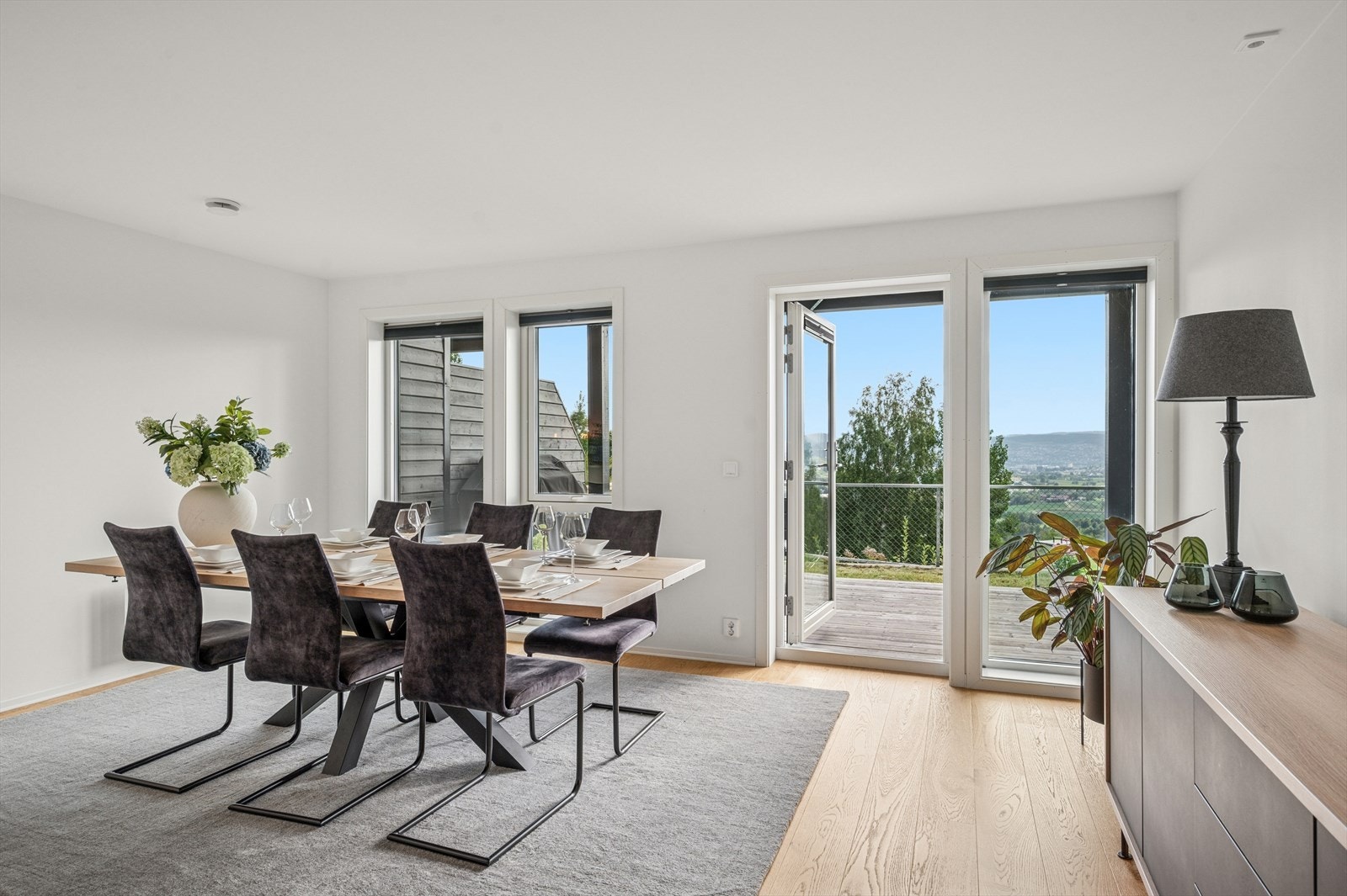 Stuen i underetasjen er innredet som spisestue og har adkomst til romslig terrasse og plen Galleribilde