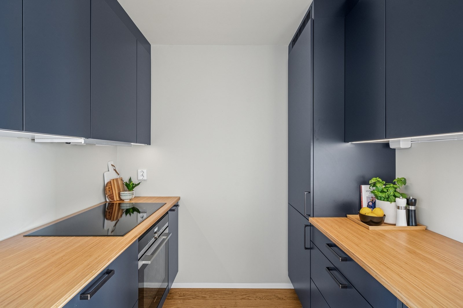 Her er det godt med både benke- og skapplass som innbyr til matlaging Galleribilde