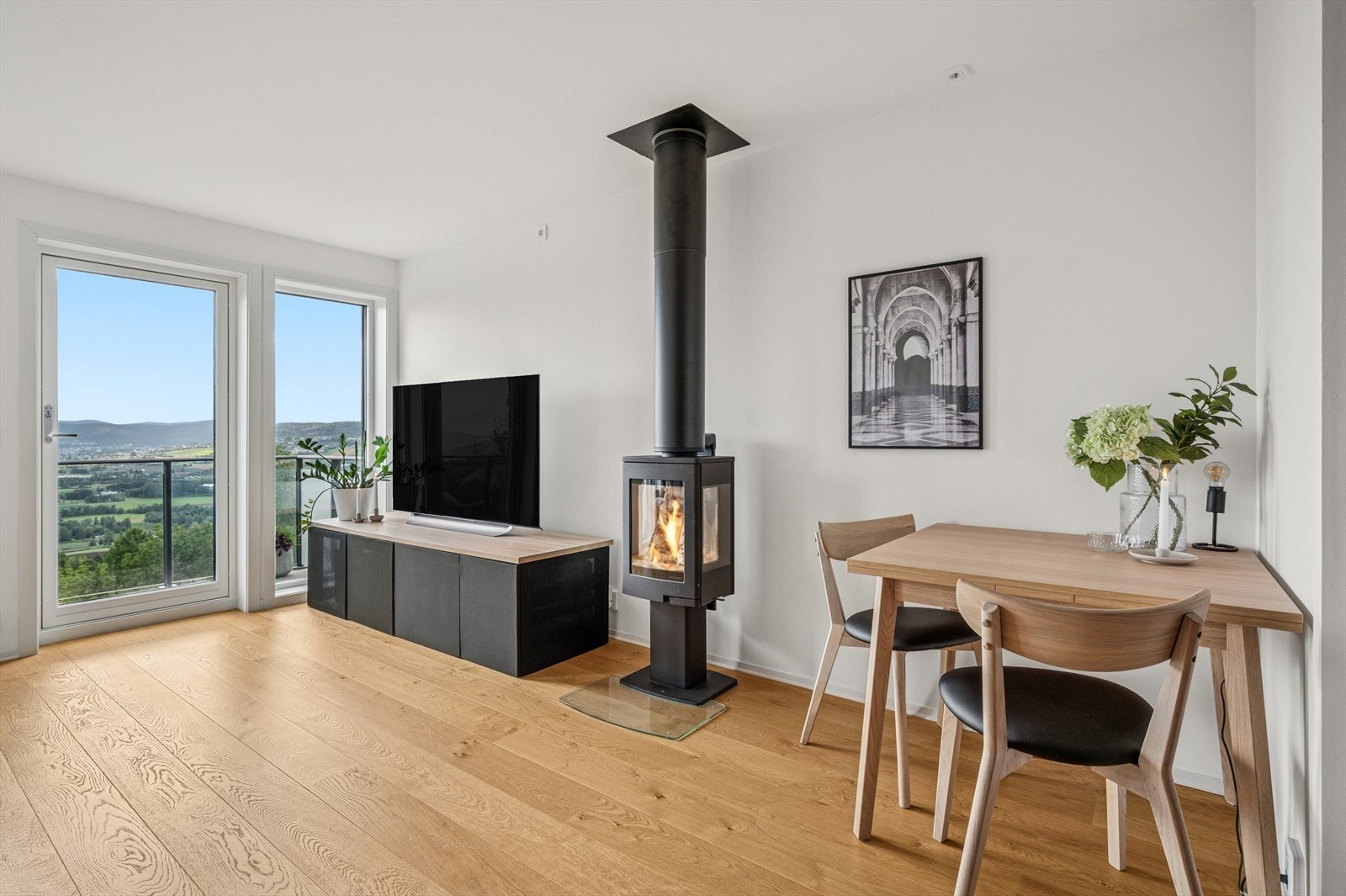 Romslig stue med peis for både varme og en behagelig atmosfære Galleribilde