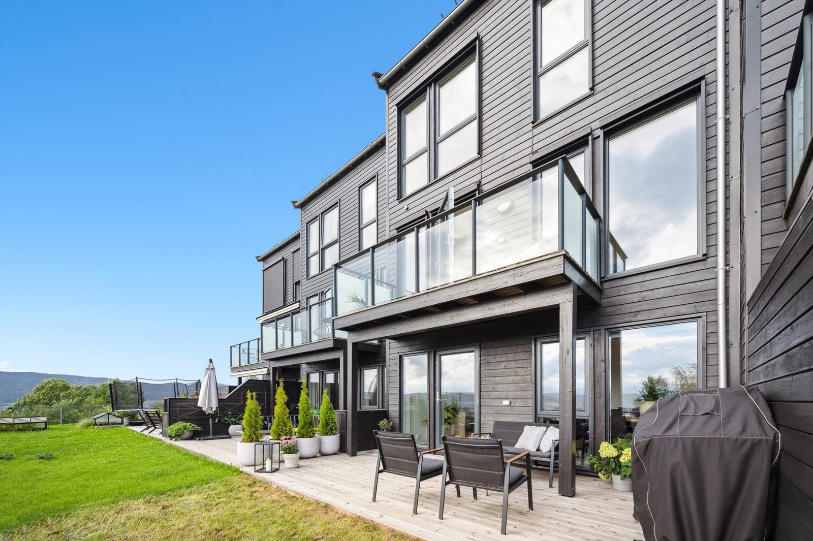 Boligen ligger fint til i et familievennlig nabolag, med nærhet til både barnehage og kollektivtransport Galleribilde