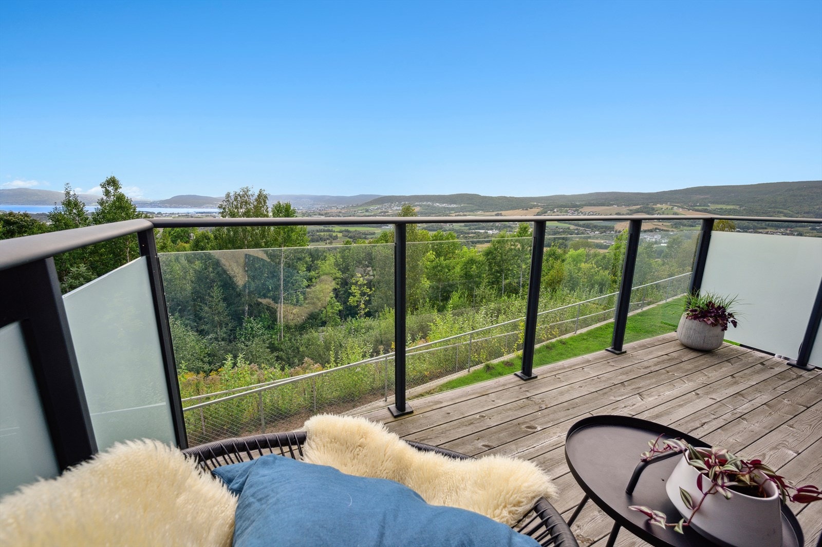 Adkomst til balkong fra stue i 1. etasje med nydelig utsik og gode solforhold Galleribilde