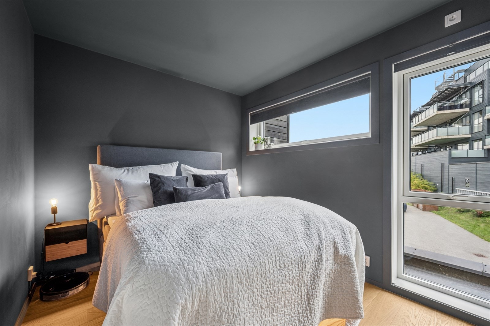 Hovedsoverommet har god plass for både dobbelseng og nattbord Galleribilde