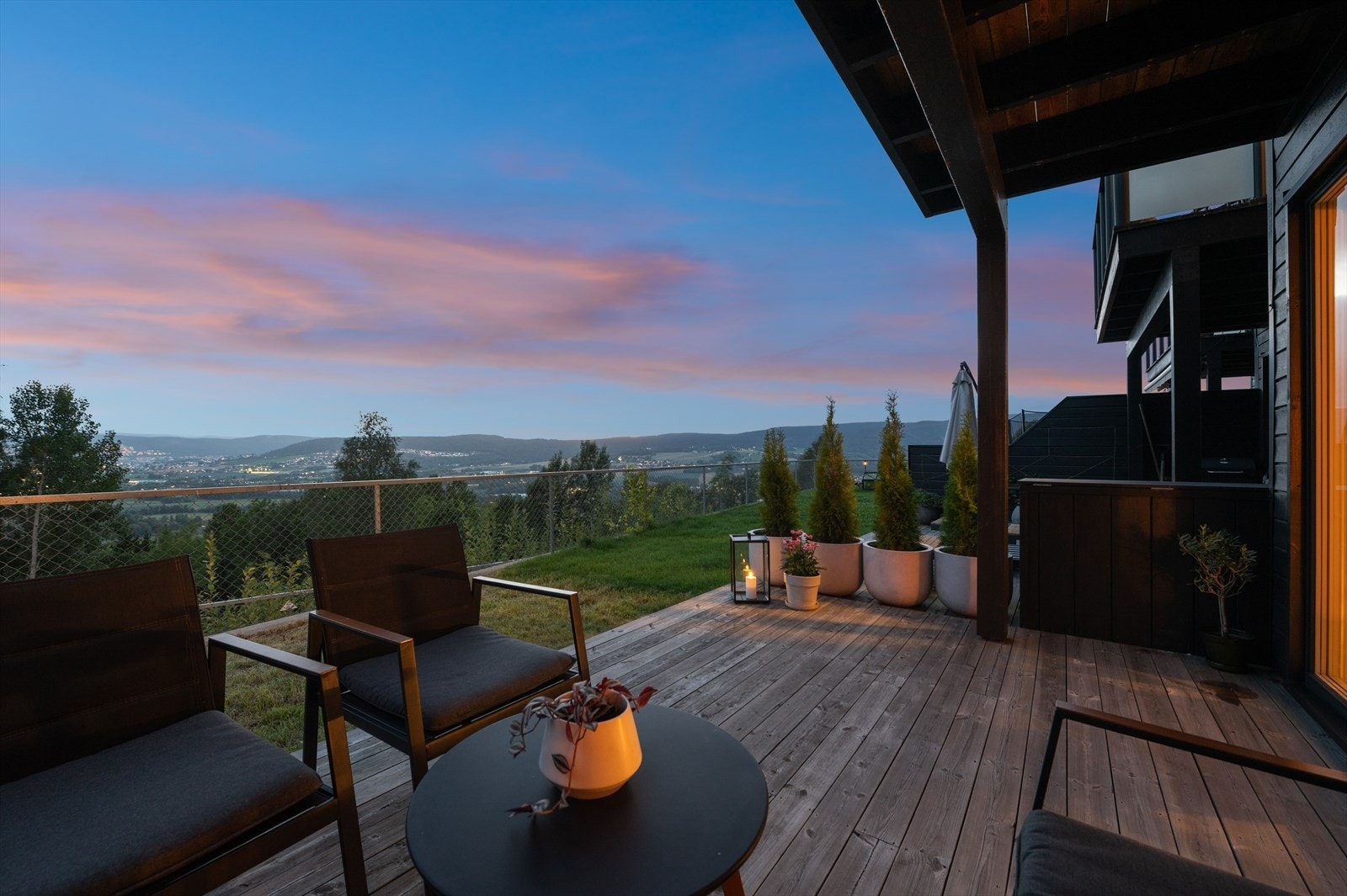 Nydelig terrasse med god plass for både sittegruppe og grill Galleribilde
