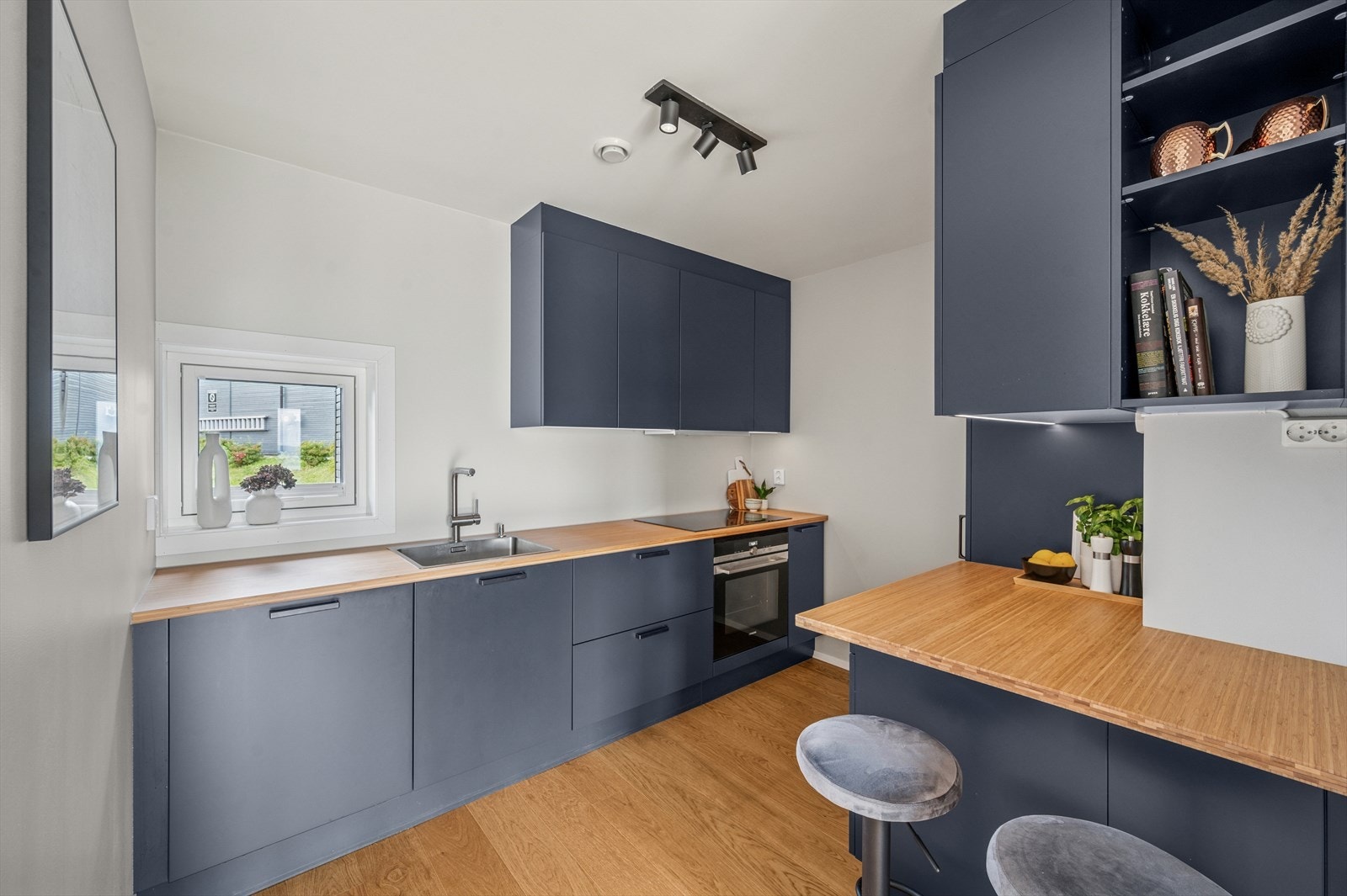 Oppgradert kjøkken i 2020 med benkeplate av bambus, glatte fronter og integrerte hvitevarer Galleribilde