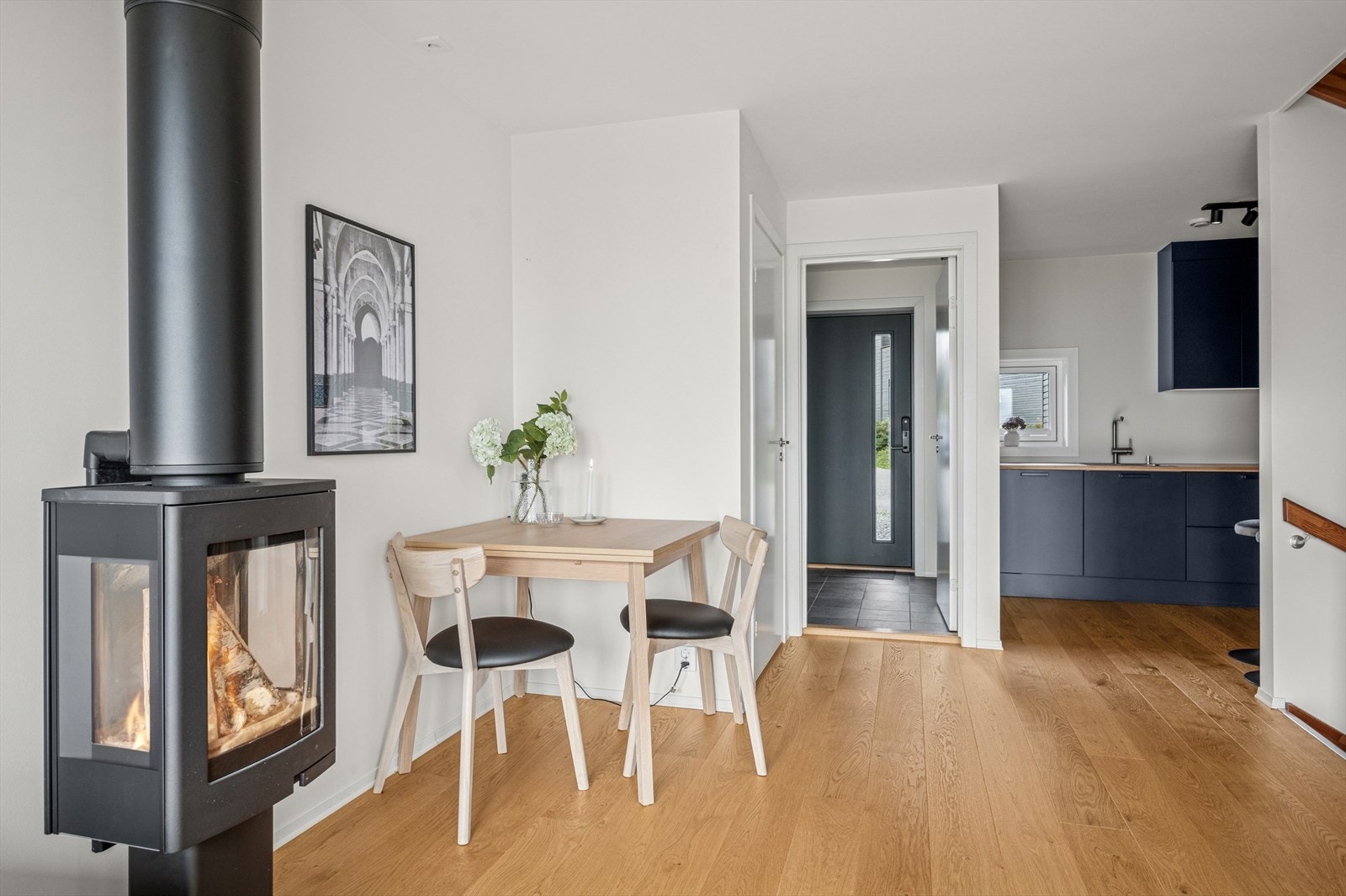 Åpen løsning mellom kjøkken og stue gir rommet en mer åpen og luftig følelse Galleribilde