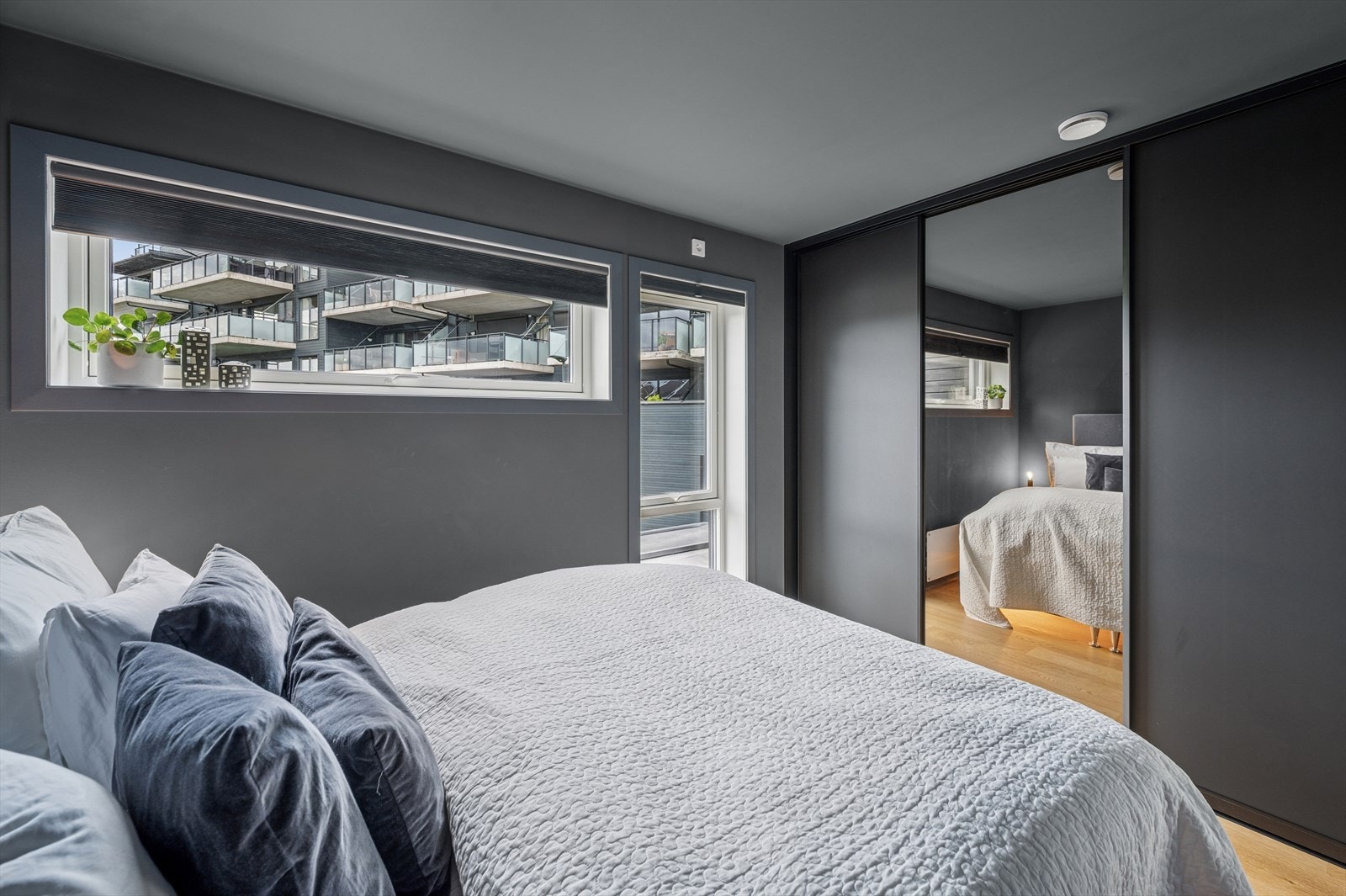 Her er det skyvedørsgarderobe inn til et omkledningsrom Galleribilde