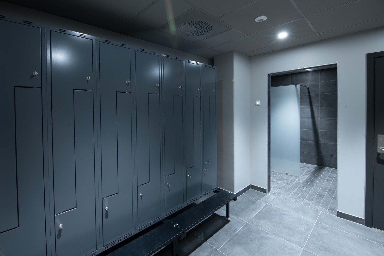 Separate garderober for damer og herrer med dusjmuligheter Galleribilde