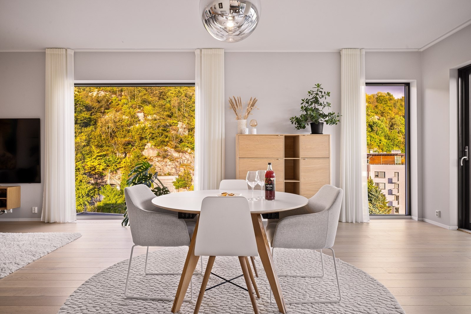 For koselige stunder kan de spesialsydde gardinene fra "Hjem kjære hjem" trekkes foran. Galleribilde