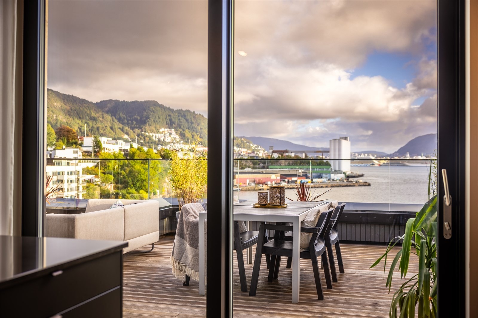 Fra kjøkkenet har du også direkte adkomst til boligens herlige takterrasse. Galleribilde