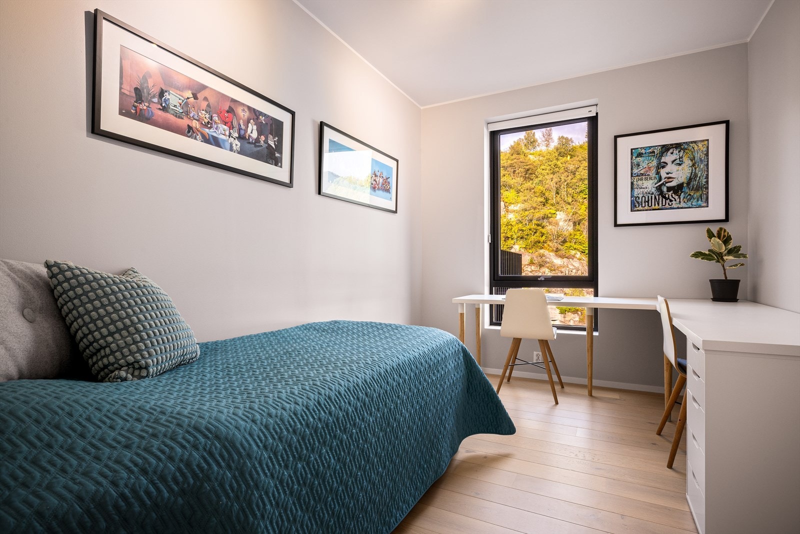 Soverom nummer to og tre er begge av god størrelse og har plass til både seng, nattbord og ønsket garderobeløsning. Galleribilde