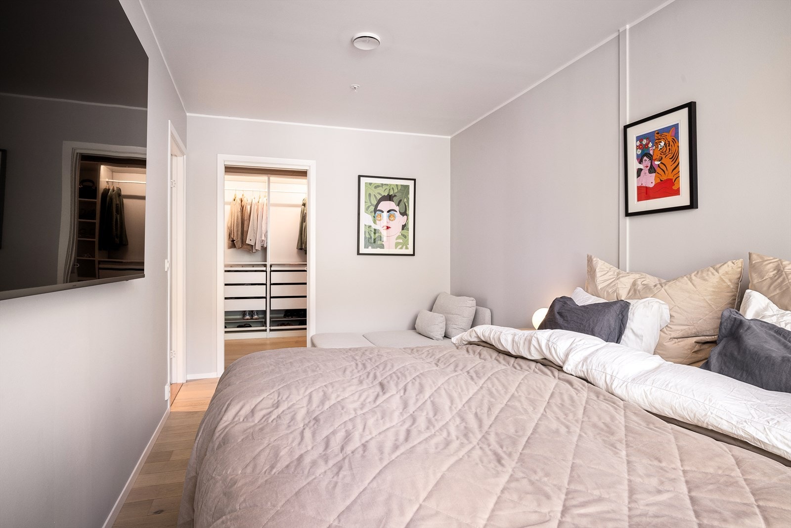 Soverommet er av god størrelse og har plass til blant annet stor seng, nattbord og ønsket garderobeløsning. Galleribilde