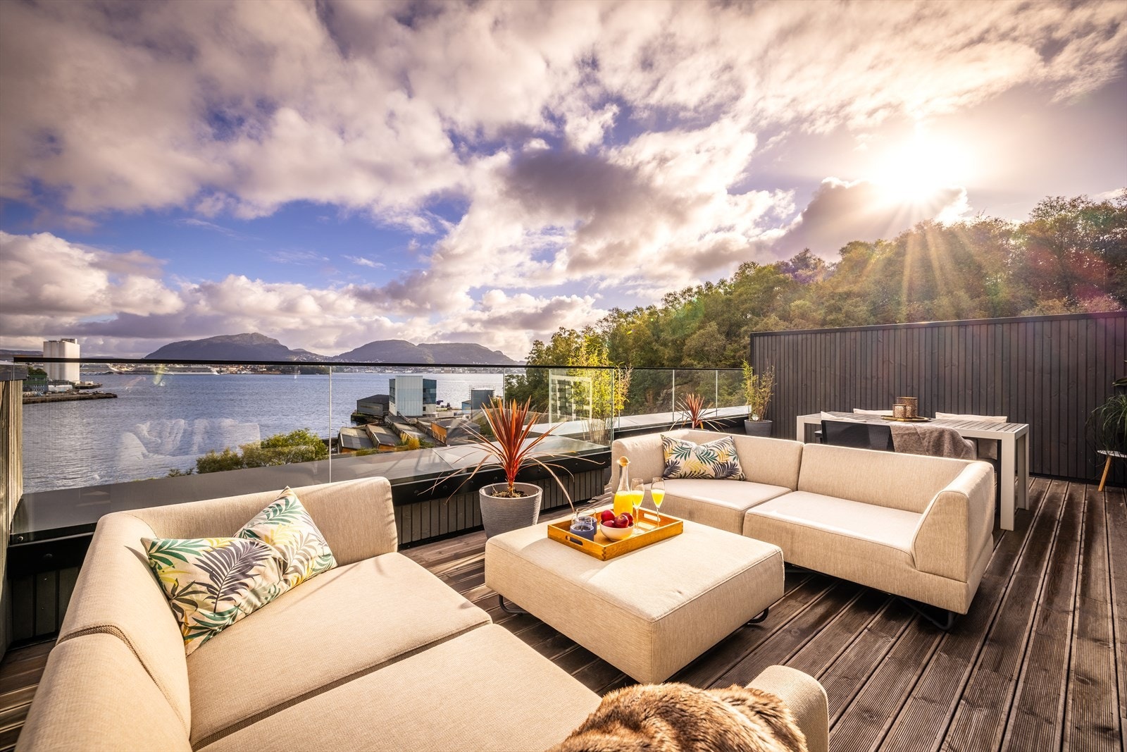 Sammen med sin fantastiske beliggenhet, solrike plassering og nydelige utsikt er dette en bolig du absolutt ikke vil gå glipp av! Galleribilde