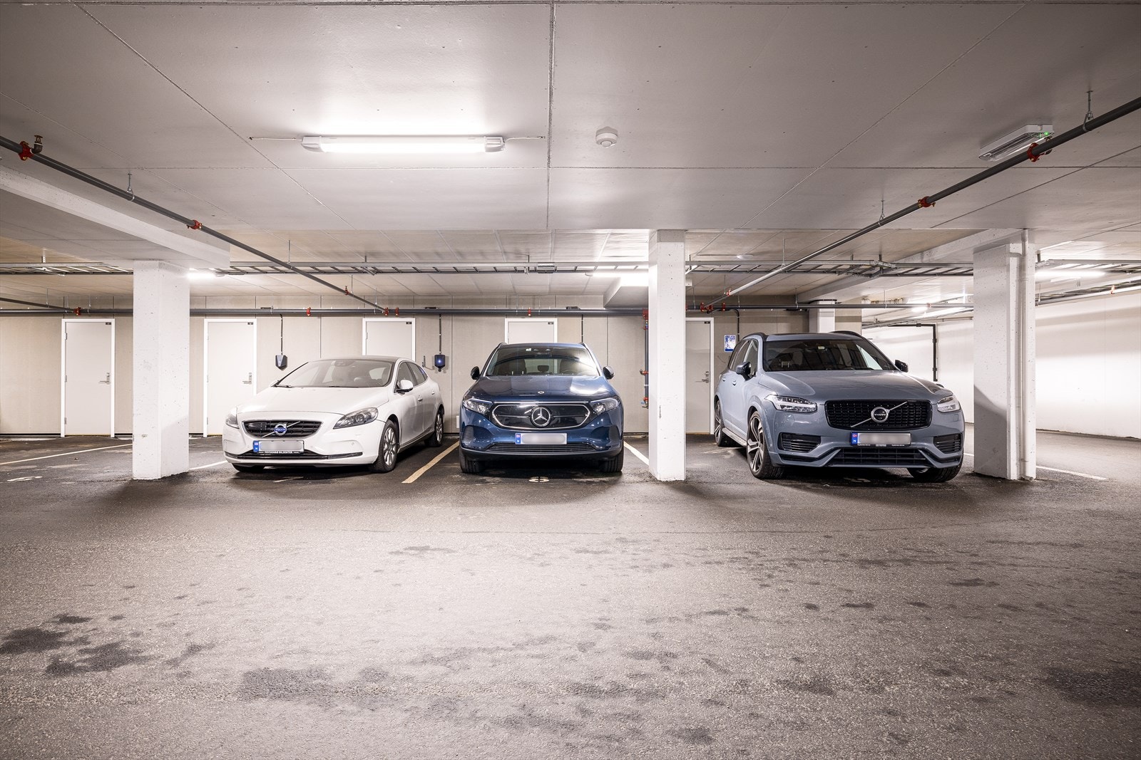 Fast parkeringsplass i felles garasje med elbillader via Elaway. Boligen disponerer også en ekstern bod i tilknytning til parkeringsplassen. Galleribilde