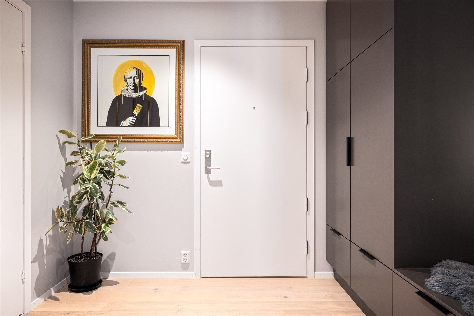 Etter å ha parkert bilen tørt og fint i garasjen, tar du heisen enkelt og greit opp til leiligheten. Galleribilde