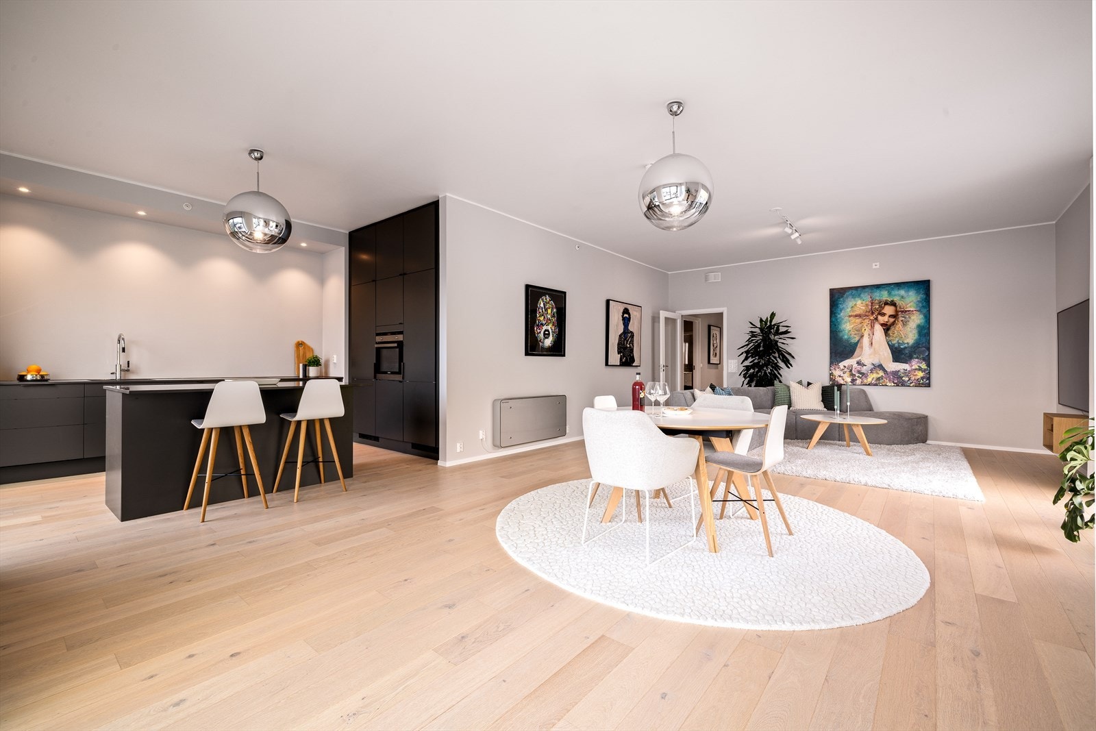 Videre inn fra entréen kommer du til leilighetens åpne stue- og kjøkkenløsning. Galleribilde