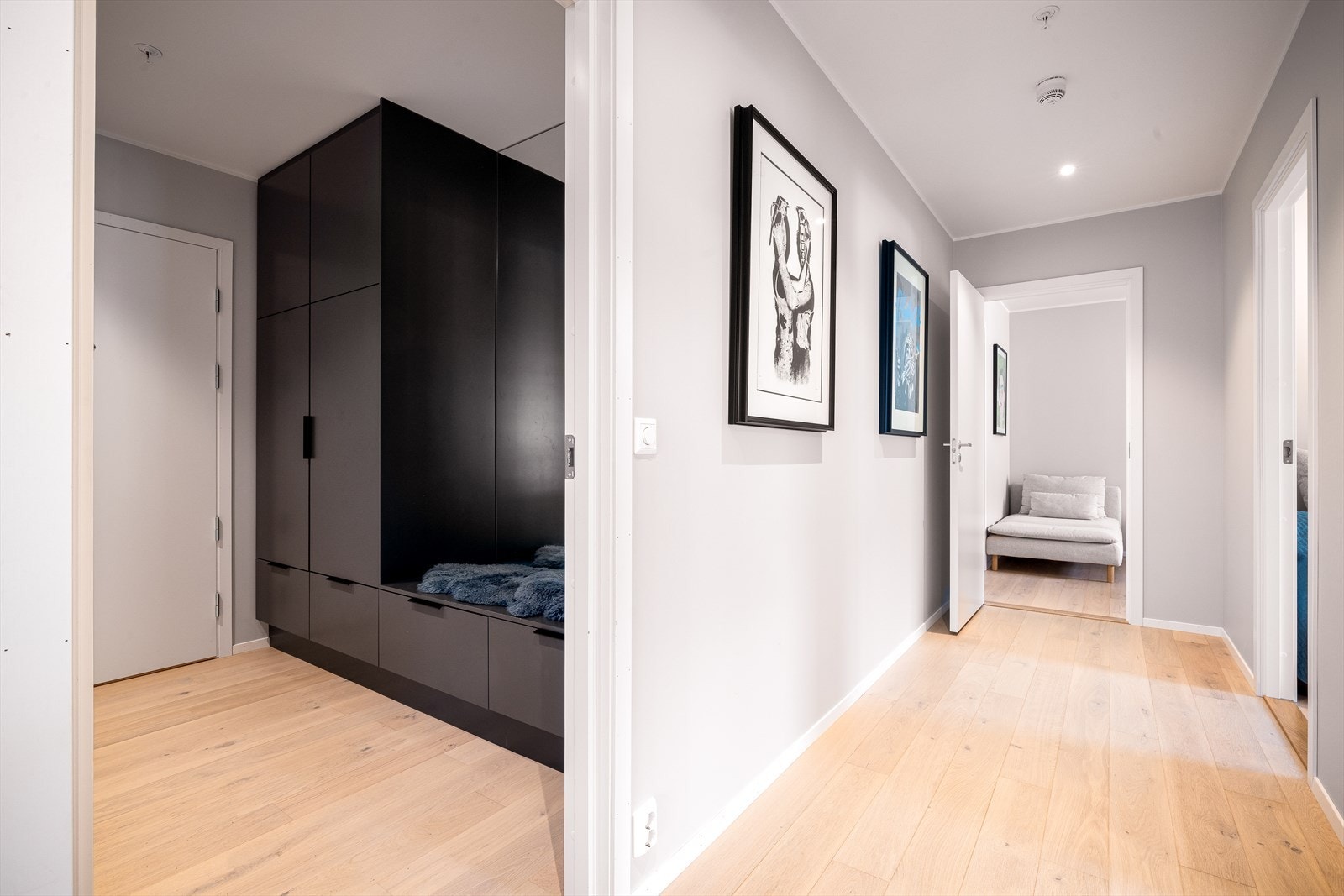 Boligen kommer til liv gjennom Plejd systemet, hvor lysene er appstyrt. Galleribilde